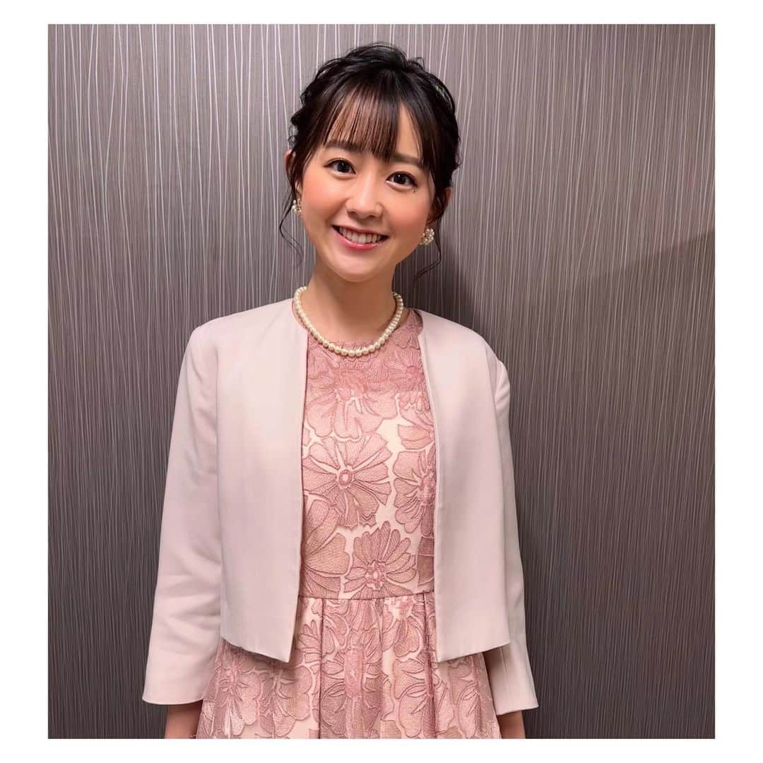 若林有子さんのインスタグラム写真 - (若林有子Instagram)「少し前になりますが、母校が統合して初めての入学式の司会を務めました🌸  在学中に統合の話を聞いて、驚きながらも少し寂しいような、どんな大学になるのか楽しみなような、なんだか不思議な感覚があったのですが、 まさかその数年後、新大学の門出に自分が関われるとは思ってもみませんでした…！  公立大学らしい堅実さと、大阪らしい明るさのバランスが居心地が良く、とても落ち着く大好きだった大学。 その大学の新しい歴史が始まっていくんだなぁと、司会をしながら感慨深くなりました☺️💐  そして、大学生活満喫したなーーと思い出が蘇ると同時に、 目の前にいる新入生の皆さんがとても眩しくて、羨ましくなりました😳✨笑  大人数の皆さんを前にしての記念式典の司会ということで、久しぶりのド緊張でしたが、 新生活の第一歩をご一緒できて、とても光栄でした😊 改めて、入学おめでとうございました㊗️  #大阪公立大学入学式 #が当日トレンド4位になってました #新入生の皆さんありがとうございました🌸  #大阪公立大学 #入学式 #司会 #若林有子 #アナウンサー」4月22日 22時06分 - wakabayashiyuko_