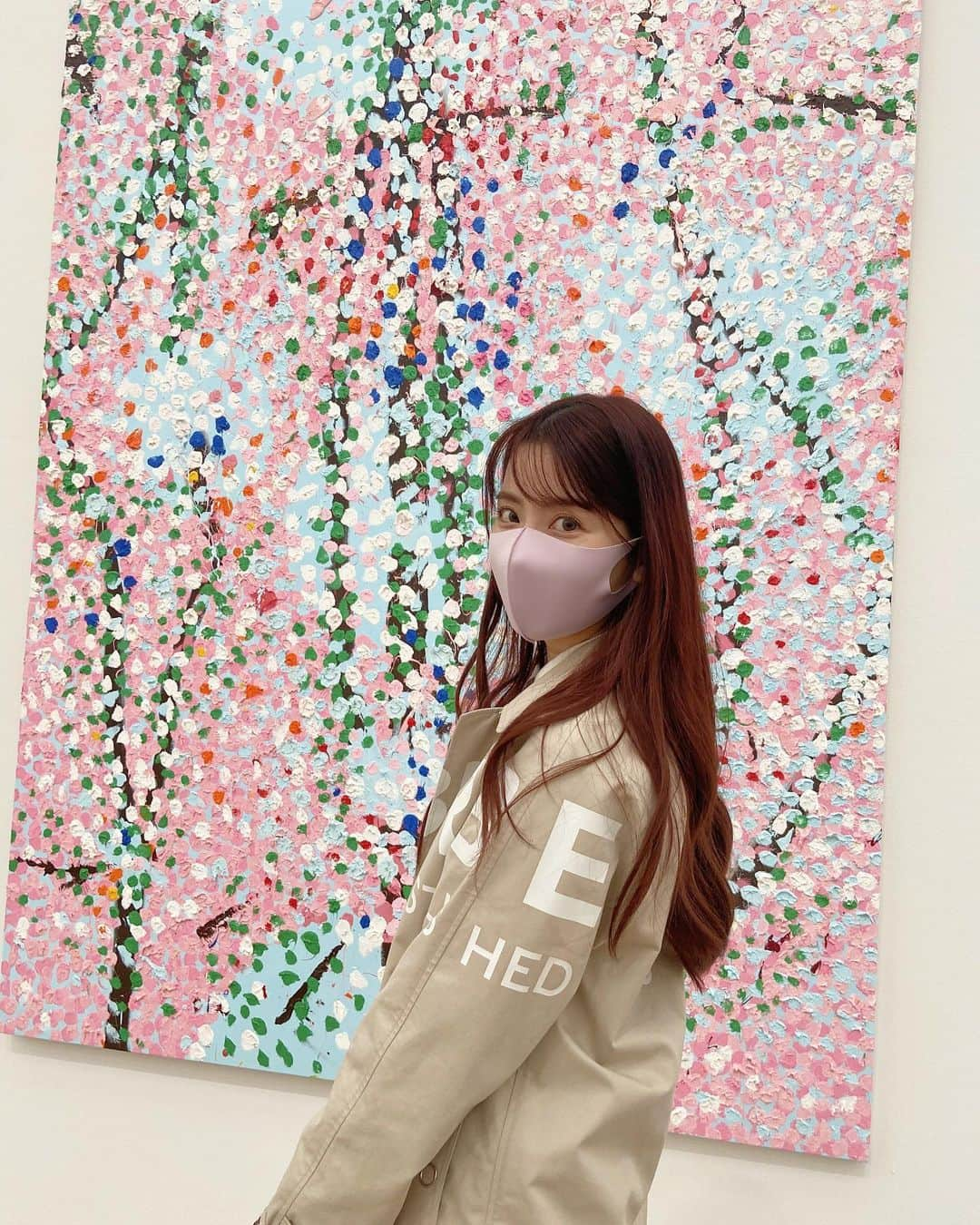 中川杏奈さんのインスタグラム写真 - (中川杏奈Instagram)「#国立新美術館  #ダミアンハースト展 〜5/23 #メトロポリタン美術館展 〜5/30  …と知り母と見に行ってきました✨ 見上げたら花びらが落ちてくるかもと錯覚してしまうほど温かくて優しく美しい空間でした☺️ どれも桜を描いてるのにどれも違って好みの絵を探すのも楽しかった🌸  メトロポリタン美術館展では繊細な人間の表情や、これ立体じゃないの？光ってるの？と思うものがたくさんあり色々な角度から見ていたら2時間近く経ってました😳足痛い。 早くNYのメトロポリタン美術館にも行ってみたいです🥰  素敵な作品をたくさん見て、母と大好きなレストラン　@gracia_tokyo でランチして最高の休日でした😻😻😻🍴」4月22日 22時18分 - annanakagawa0228