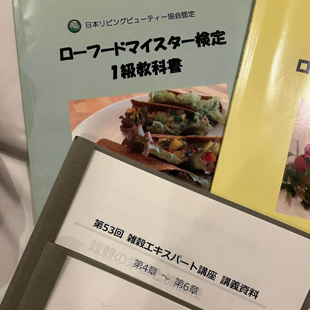 安井友梨さんのインスタグラム写真 - (安井友梨Instagram)「今年のオフシーズンに、 美腸プランナーの資格をとりました  ここ数年、腸内を美しく整えるために自分なりに取り組んできました。  それならば、さらに腸活の知識を深めたいと、腸の仕組みをゼロから勉強しなおしました。  腸内環境を整え、「健康な美しい心と体」づくりを目指す「腸活」㊙️  【いつからでも、自分次第で、 美腸を手に入れる事が出来ます】  歳を重ねていっても、『自分史上最高の美』の更新を目指しています。  そのため、”美と健康“につながる情報収集には、いつも余念がありません。  興味を持ったらとことん学びたくなり、実は色々な資格を持っています㊙️ ☆ローフードマイスター ☆雑穀エキスパート ☆アスリートフードマイスター ☆美腸プランナー  このオフシーズン、 また一つレベルアップしました⤴️  今シーズンの減量は、 美腸を意識して、内側から綺麗に 昨年の自分を超えていきます🔥  そして、皆さまの美と健康にも 美腸を取り入れて頂けますよう 私の取り組みをお伝えさせて頂きます💗💗💗  楽しみにしていてください💗💗  @favo_link  #美腸プランナー #美腸 #腸内環境 #腸活 #腸活ダイエット」4月22日 23時10分 - yuri.yasui.98