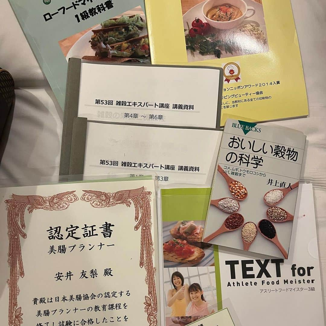 安井友梨さんのインスタグラム写真 - (安井友梨Instagram)「今年のオフシーズンに、 美腸プランナーの資格をとりました  ここ数年、腸内を美しく整えるために自分なりに取り組んできました。  それならば、さらに腸活の知識を深めたいと、腸の仕組みをゼロから勉強しなおしました。  腸内環境を整え、「健康な美しい心と体」づくりを目指す「腸活」㊙️  【いつからでも、自分次第で、 美腸を手に入れる事が出来ます】  歳を重ねていっても、『自分史上最高の美』の更新を目指しています。  そのため、”美と健康“につながる情報収集には、いつも余念がありません。  興味を持ったらとことん学びたくなり、実は色々な資格を持っています㊙️ ☆ローフードマイスター ☆雑穀エキスパート ☆アスリートフードマイスター ☆美腸プランナー  このオフシーズン、 また一つレベルアップしました⤴️  今シーズンの減量は、 美腸を意識して、内側から綺麗に 昨年の自分を超えていきます🔥  そして、皆さまの美と健康にも 美腸を取り入れて頂けますよう 私の取り組みをお伝えさせて頂きます💗💗💗  楽しみにしていてください💗💗  @favo_link  #美腸プランナー #美腸 #腸内環境 #腸活 #腸活ダイエット」4月22日 23時10分 - yuri.yasui.98