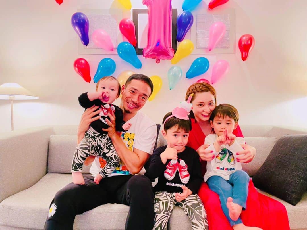 平愛梨さんのインスタグラム写真 - (平愛梨Instagram)「happy birthday bébé🎉  誕生して1年🙈  生まれた日のことを今でも昨日のことのようにしっかり覚えてる。  フランスでの出産は生まれた直後から同じ部屋で一緒に寝てオムツ替えも授乳のタイミングも全て自分でやらなきゃいけなかった。(初めての出産じゃないからかな🥲⁈)  子宮や胸が痛すぎる中、入院中の丸2日間、なんで泣いてるのか分からないぐらいずーっと泣いてたbebe。  気が滅入りそうだった🥲  オムツ確認しても授乳してもギャンギャン泣いて抱っこしても泣き止まずナースコール押して看護師さん呼んでbebeを指差して「ワーイ⁈」と両手広げてジェスチャーで助けを求めた‼︎  看護師さんも身ぶり手ぶりで、とにかく授乳して!と😢 bebeが泣いても気にしないで!泣く場所よ!と言ってもらえた(たぶん)ことにどこか我慢してた自分もヒクヒクなりながら、泣きの授乳してた。  生まれた日から一緒に泣いたね👶👩🏻‍🦰❤️  丸2日間すごい泣かれたことにより退院したら全然手のかからない子で3人目にしてどこか気持ちもラクだった😅  この1年を振り返ってもあの2日間だけが辛かった気がする😅  最近はお着替え&オムツ替えの時だけジッとしてもらえないコトにハラハラってなっちゃうけど😚  また今日からの1年はどんな風に成長するのかな？  なるべくこのまま手がかかりませんように🙏 なんつって😅 @yutonagatomo55  #4月22日#誕生日#bebe#三男#色々思い出す#よく笑う子#メッセージくださった方#ありがとうございました」4月23日 1時56分 - harikiri_tairi