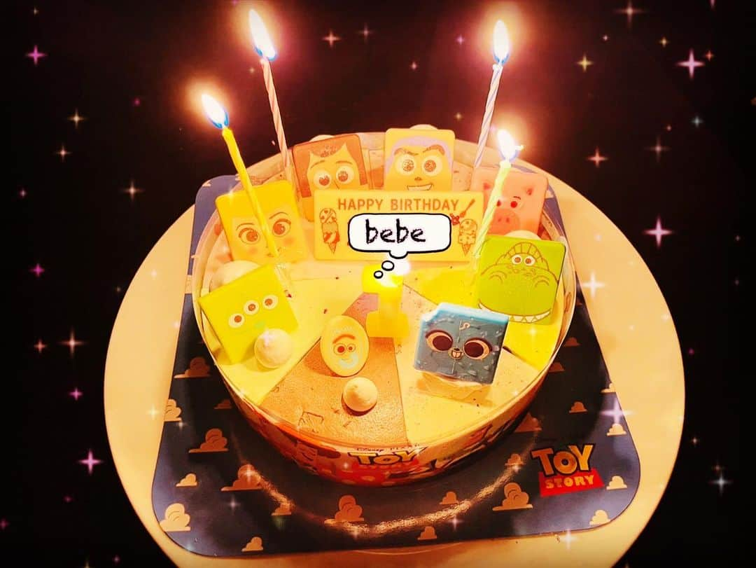 平愛梨さんのインスタグラム写真 - (平愛梨Instagram)「happy birthday bébé🎉  誕生して1年🙈  生まれた日のことを今でも昨日のことのようにしっかり覚えてる。  フランスでの出産は生まれた直後から同じ部屋で一緒に寝てオムツ替えも授乳のタイミングも全て自分でやらなきゃいけなかった。(初めての出産じゃないからかな🥲⁈)  子宮や胸が痛すぎる中、入院中の丸2日間、なんで泣いてるのか分からないぐらいずーっと泣いてたbebe。  気が滅入りそうだった🥲  オムツ確認しても授乳してもギャンギャン泣いて抱っこしても泣き止まずナースコール押して看護師さん呼んでbebeを指差して「ワーイ⁈」と両手広げてジェスチャーで助けを求めた‼︎  看護師さんも身ぶり手ぶりで、とにかく授乳して!と😢 bebeが泣いても気にしないで!泣く場所よ!と言ってもらえた(たぶん)ことにどこか我慢してた自分もヒクヒクなりながら、泣きの授乳してた。  生まれた日から一緒に泣いたね👶👩🏻‍🦰❤️  丸2日間すごい泣かれたことにより退院したら全然手のかからない子で3人目にしてどこか気持ちもラクだった😅  この1年を振り返ってもあの2日間だけが辛かった気がする😅  最近はお着替え&オムツ替えの時だけジッとしてもらえないコトにハラハラってなっちゃうけど😚  また今日からの1年はどんな風に成長するのかな？  なるべくこのまま手がかかりませんように🙏 なんつって😅 @yutonagatomo55  #4月22日#誕生日#bebe#三男#色々思い出す#よく笑う子#メッセージくださった方#ありがとうございました」4月23日 1時56分 - harikiri_tairi