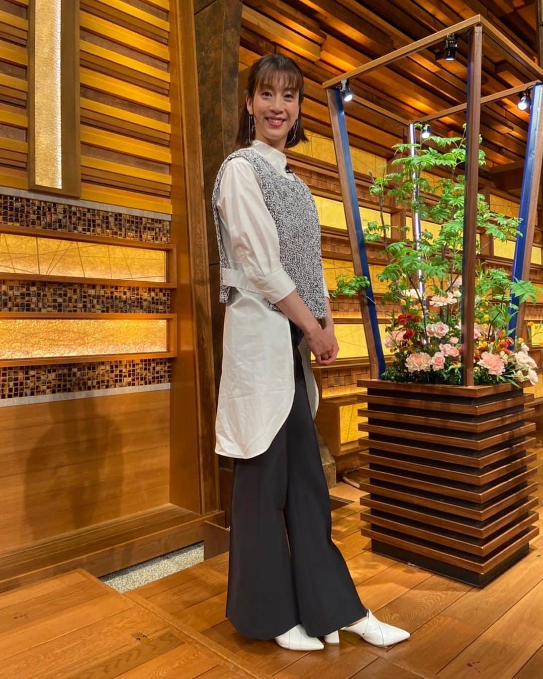 寺川綾さんのインスタグラム写真 - (寺川綾Instagram)「報道ステーション衣装👗 前が短くって後ろが長いシャツ🙂✨そしてヒール👠 ヒール履いたら180㌢超えてるなぁ👠🙃 #報道ステーション  #4月22日  #オンエア  #ニットベスト  #シャツコーデ  #dresslave  #ドレスレイブ  #ピアス  #シルバーアクセサリー  #room  #ミュール  #diana  #ダイアナ #衣装  #ありがとうございました🙏」4月23日 2時19分 - terakawaaya_official