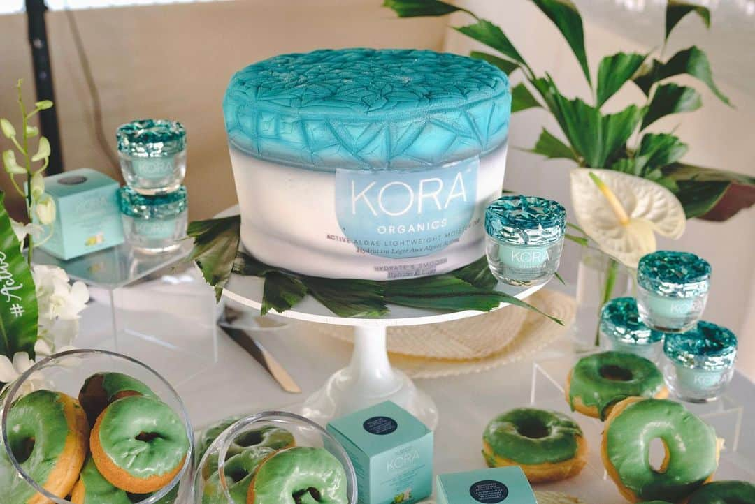 ミランダ・カーさんのインスタグラム写真 - (ミランダ・カーInstagram)「Happy Earth Day🌎 Had such an incredible birthday celebration and beach clean up for our new @koraorganics Active Algae Lightweight Moisturizer! ♻️🎂💙Thank you so everyone who made it so special, and I have a birthday gift for you all too! Follow @koraorganics and see my link in bio to enter to win over $1000 worth of product and one year’s supply of Active Algae🎁✨🥰」4月23日 4時04分 - mirandakerr