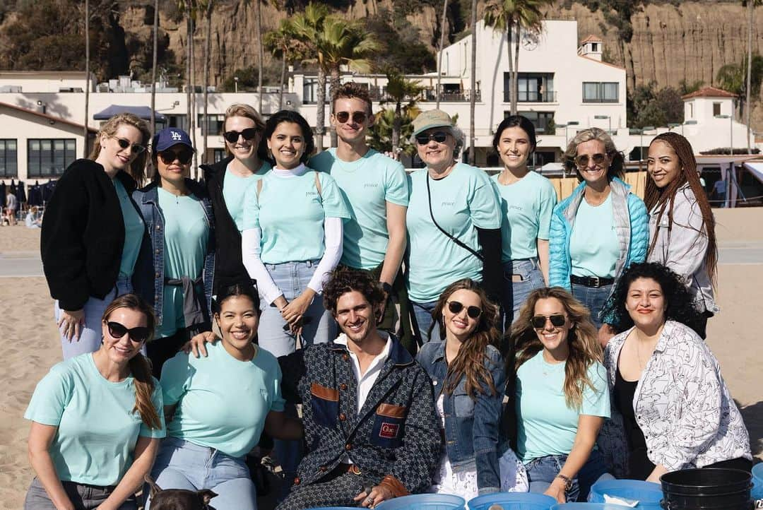 ミランダ・カーさんのインスタグラム写真 - (ミランダ・カーInstagram)「Happy Earth Day🌎 Had such an incredible birthday celebration and beach clean up for our new @koraorganics Active Algae Lightweight Moisturizer! ♻️🎂💙Thank you so everyone who made it so special, and I have a birthday gift for you all too! Follow @koraorganics and see my link in bio to enter to win over $1000 worth of product and one year’s supply of Active Algae🎁✨🥰」4月23日 4時04分 - mirandakerr