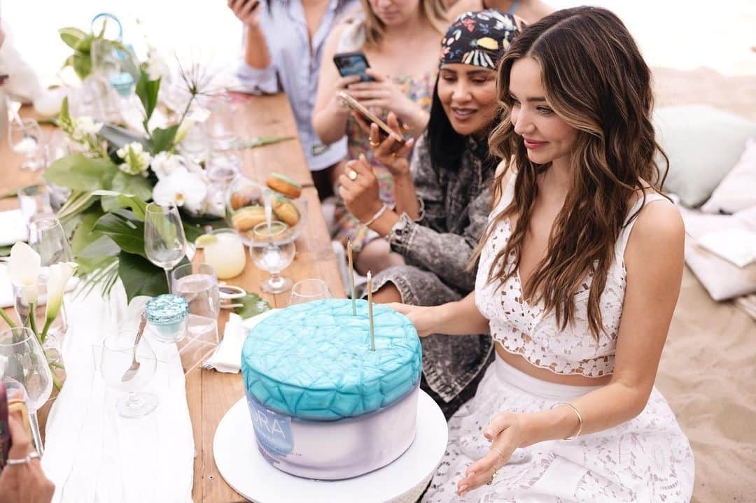 ミランダ・カーさんのインスタグラム写真 - (ミランダ・カーInstagram)「Happy Earth Day🌎 Had such an incredible birthday celebration and beach clean up for our new @koraorganics Active Algae Lightweight Moisturizer! ♻️🎂💙Thank you so everyone who made it so special, and I have a birthday gift for you all too! Follow @koraorganics and see my link in bio to enter to win over $1000 worth of product and one year’s supply of Active Algae🎁✨🥰」4月23日 4時04分 - mirandakerr