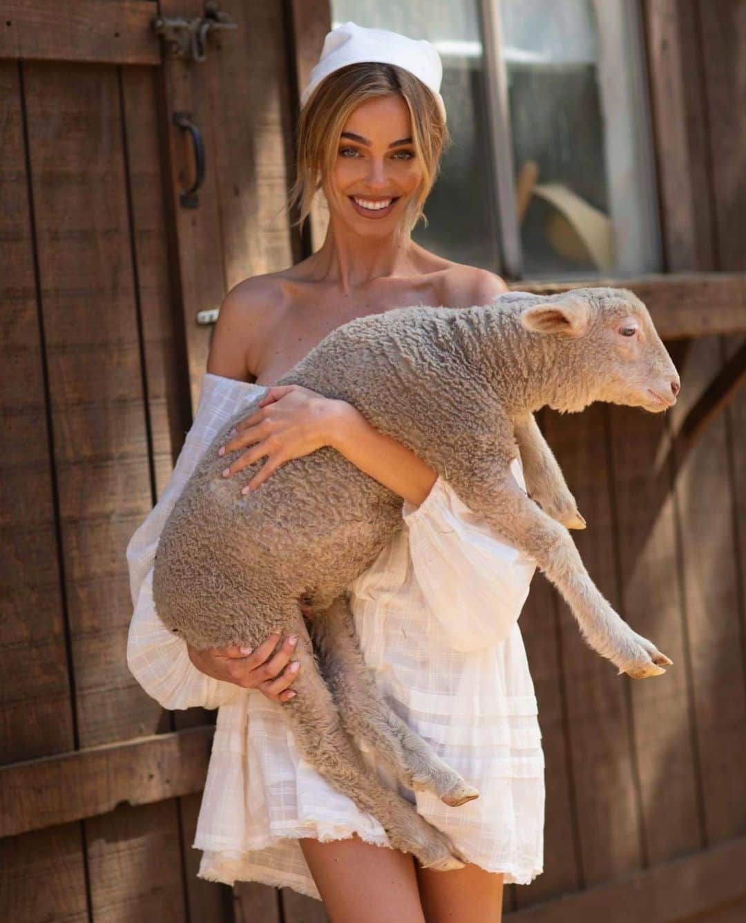 Elizabeth Turnerさんのインスタグラム写真 - (Elizabeth TurnerInstagram)「wow happy #EarthDay 🌎 when I think about how much I love animals I literally cry. So thankful for our planet and all of the animals thriving here. Inviting all of y'all to forgo eating animals for just one day in honor of our earth! It's the best thing you can do to help fight climate change and save lives! My personal pledge is to reduce the amount of plastic I use. Love y'all and happy Earth Day!」4月23日 8時39分 - elizabethcturner