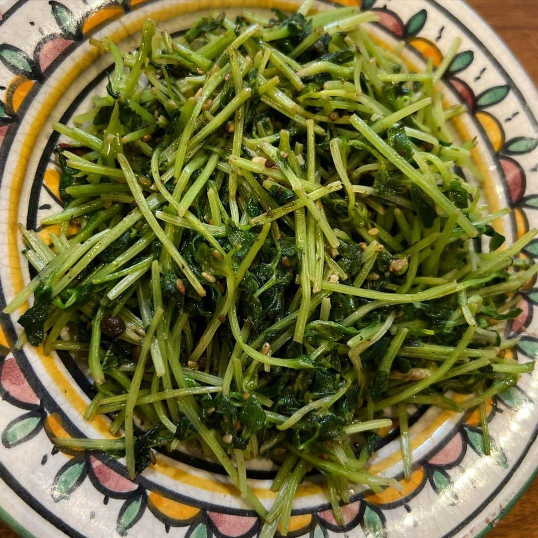 西山茉希さんのインスタグラム写真 - (西山茉希Instagram)「『ママ今日の夜ご飯なーに？』 夕方になると聞いてくるチビーズ。  ど平日には軽い圧に感じますが。 答えた後に喜んで欲しい店主です。  華金風幸飯となーれ。  #西山食堂 #ミニドック×ポテト #ハラス×シーフード蒸し焼き #シャカキャベツdeサラダ #豆苗のバターザアタルソテー #なめこと卵のお味噌汁  和洋はちゃめちゃスタイル。 我々流金曜日。」4月23日 10時15分 - maki.nshiyama50