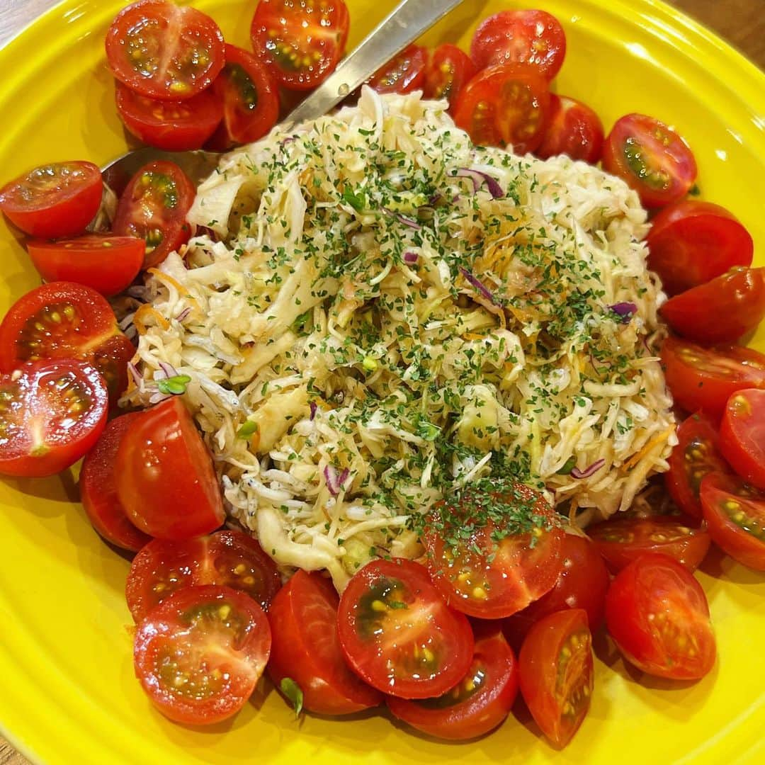 西山茉希さんのインスタグラム写真 - (西山茉希Instagram)「『ママ今日の夜ご飯なーに？』 夕方になると聞いてくるチビーズ。  ど平日には軽い圧に感じますが。 答えた後に喜んで欲しい店主です。  華金風幸飯となーれ。  #西山食堂 #ミニドック×ポテト #ハラス×シーフード蒸し焼き #シャカキャベツdeサラダ #豆苗のバターザアタルソテー #なめこと卵のお味噌汁  和洋はちゃめちゃスタイル。 我々流金曜日。」4月23日 10時15分 - maki.nshiyama50