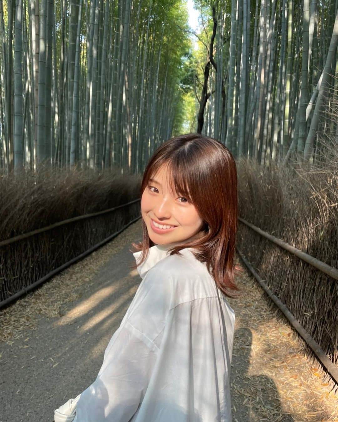 舘山聖奈さんのインスタグラム写真 - (舘山聖奈Instagram)「先日、友人と京都に行ってきました！ ⁡ 天ぷら御膳を食べて嵐山の竹林を歩く。 そしてお土産に梅酒作り。。。 ⁡ 満たされました😌 ⁡ 以前フットマップで訪れた場所もあり、 懐かしい気持ちにもなりました🍃 ⁡ （余談） ⁡ 竹林での写真は、カメラマンをしている友人に ⁡ 「顔は斜め◯度！目線はこっちこっち〜」と ⁡ 綺麗に写るであろう角度を教えてもらいながら 必死に撮りました😂さすがプロ！ ⁡ ※写真を撮る時だけマスクを外しています ⁡ #京都女子旅 #嵐山」4月23日 11時12分 - seina_tateyama_