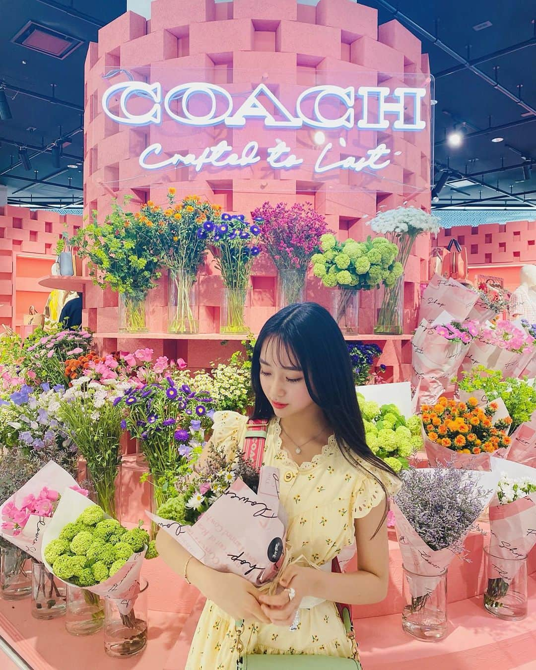 藤岡舞衣さんのインスタグラム写真 - (藤岡舞衣Instagram)「🕊 ͗ ͗〰︎︎♡ ⁡ #Coach さんのPOPUPに行ってきました‪︎⸜❤︎⸝‍ ⁡ サーモンピンクの 沢山のお花に包まれたとっても可愛いPOPUPでした💗💗 ⁡ 伊勢丹限定のバックや、自分オリジナルの刺繍入れられる商品など色んな物が見られてとても楽しかった☺️!! ⁡ 環境に配慮したCOACHさんの新たな取り組みに感動しました🙏🏻✨ ⁡ COACH POPUP “Crafted to Last” 会場：伊勢丹新宿店 本館1階 ザ・ステージにて 4月26日まで開催してるみたいです！ ⁡ お出掛けの時にぜひ行ってみてください🌸 ⁡ @Coach @isetan_shinjuku_handbag  ⁡ #藤岡舞衣  #CoachNY #CoachReLoved #伊勢丹新宿店#Coach#popup #fashion#Flower#08#model #jc3  #写真の時だけマスク外してます」4月23日 11時40分 - mai_fujioka_official