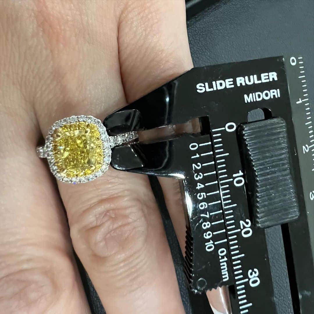 麻美さんのインスタグラム写真 - (麻美Instagram)「#fancyvividyellow  . Fancy vivid yellow . 天然のyellow diamond ． 希少で豪華でこの上ない美しさ✨ ． ハイブランドさんでは 1ct＝1000万円位するような高価なdiamondです ． つけるだけで気持ちが躍る♬ そして…極上の気分を味わえるそんな diamond⭐️ ． Fancyとつくものは 天然の色味と言う事で 全てとても高価です ． ファンシービビッド ファンシーインテンツ ファンシー ． この順で希少です 天然の無色透明の diamondよりもかなり 高額です ． Fancyつかないものは 色加工してあるトリートメント diamondで 希少性がない為価格は 天然の無色透明の diamondよりもお手頃にお求めできます ． very light yellow light yellow ． これらは 天然の色味ですが 無色透明の diamondの colorが Ｋ以降→少し黄ばみかかったyellowなので  天然の無色透明の diamondよりもお求め安く綺麗な物を探せば 淡い黄色でとても可愛いくお手頃です ． このようにyellowには 色々ありますが Fancy vivid yellowは その中でも断トツの美しさ豪華さ希少性を誇っています ． 今回ご紹介しましたのは Fancy vivid yellow 1.58ct 取り巻きにも同色の Fancy vivid yellowのパヴェを 0.17ct一周取り巻いているので中石が大きく見えて贅沢です ． GIA鑑定済み 380万円になります ． クレジットカード決済の場合は398万円となります ． #Fancyvividyellow #jewelry #diamonds  #diamondring  #yellow #yellowdiamond  ． ホーム画面にショッピングサイトのURLを貼り付けてあります」4月23日 13時22分 - mami0s