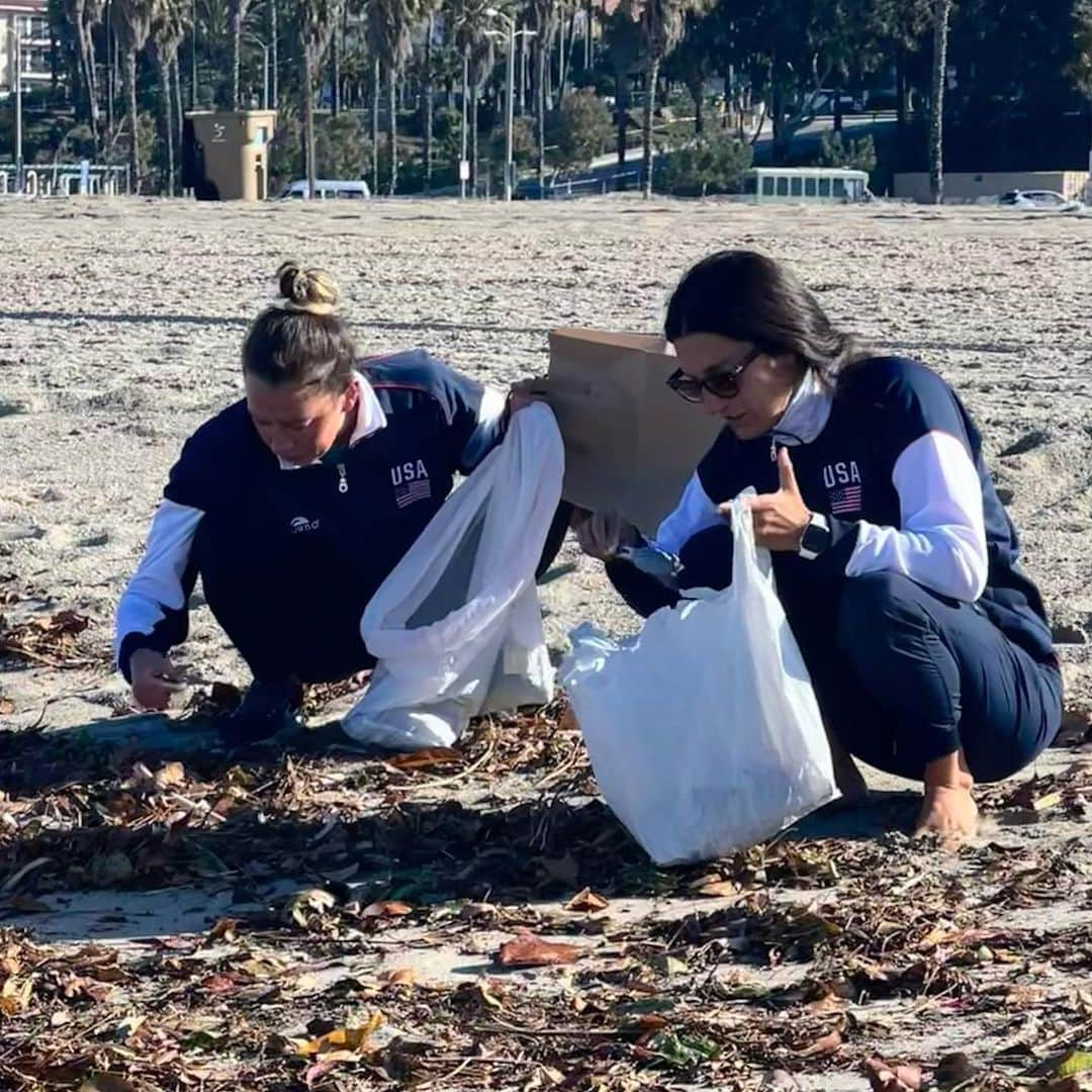 アンドレア・フエンテスさんのインスタグラム写真 - (アンドレア・フエンテスInstagram)「(Sound on!) How much I wish we could all open the eyes and stop buying and throwing single use plastic for no reason. Really, in a couple hours we found so much trash in only a couple miles of beach! #proudofthisteam #makewaves #imwithmomoa thank you @prideofgypsies and @mananalu.water for inspiring us to do this today! Let’s all join, people! Stop using so much plastic 🌍❤️」4月23日 15時04分 - andreafuentes83