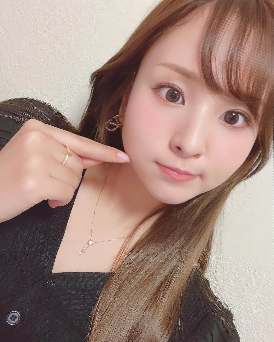 安田七奈さんのインスタグラム写真 - (安田七奈Instagram)「二重とバストアップで有名な、 まりこ先生(@dr_marikoinoue )が 新宿に #BELINDACLINIC を オープンしたので行ってきました🧡  まりこ先生はリフトアップも得意と聞いたので 今回は #BELINDAリフト を 受けました☺️  施術は本当にあっという間に終わりました😊 あと、施術直後からフェイスラインが すっきりしたのを実感できました♡ これからどんどん馴染んでくるみたいなので 仕上がりが楽しみです✨  院内はキラキラでどこも可愛くて スタッフさんも皆さん 優しくてとても丁寧でした🌟  私のインスタを見た‼︎で お得になるみたいなので ぜひ無料のカウンセリングに 行ってみてください🤭  #ベリンダクリニック #まりこ先生 #井上真莉子 #美容外科 #女医 #まりこ先生の二重術  #まりこ先生のバストアップ術 #糸リフト #リフトアップ #小顔」4月23日 15時56分 - nana_yasuda