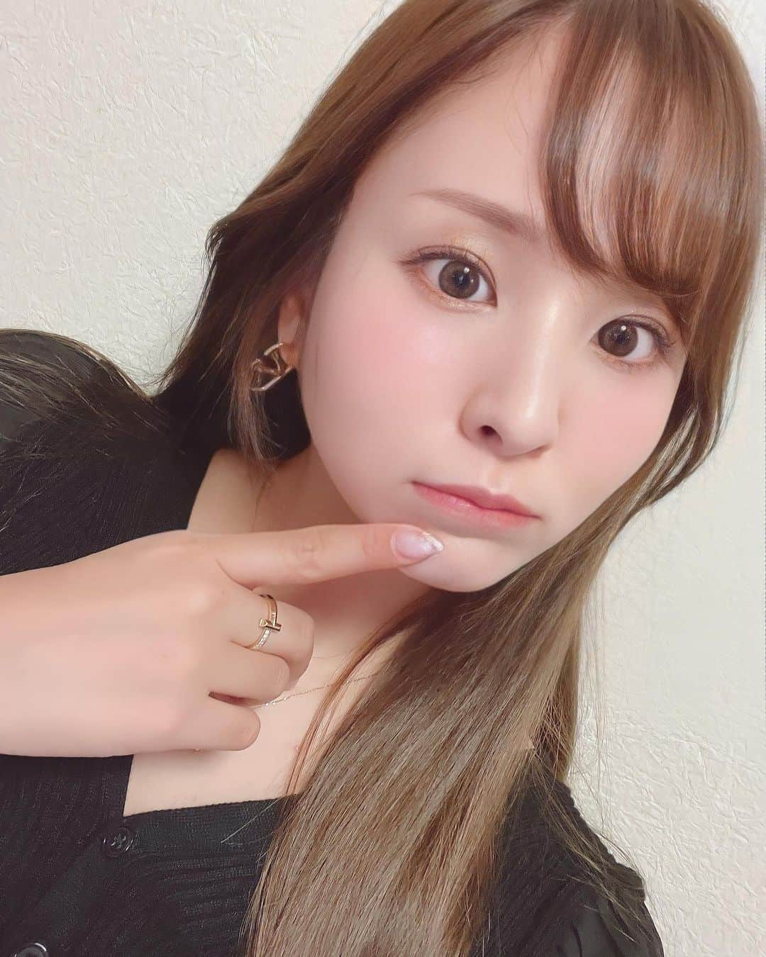 安田七奈さんのインスタグラム写真 - (安田七奈Instagram)「二重とバストアップで有名な、 まりこ先生(@dr_marikoinoue )が 新宿に #BELINDACLINIC を オープンしたので行ってきました🧡  まりこ先生はリフトアップも得意と聞いたので 今回は #BELINDAリフト を 受けました☺️  施術は本当にあっという間に終わりました😊 あと、施術直後からフェイスラインが すっきりしたのを実感できました♡ これからどんどん馴染んでくるみたいなので 仕上がりが楽しみです✨  院内はキラキラでどこも可愛くて スタッフさんも皆さん 優しくてとても丁寧でした🌟  私のインスタを見た‼︎で お得になるみたいなので ぜひ無料のカウンセリングに 行ってみてください🤭  #ベリンダクリニック #まりこ先生 #井上真莉子 #美容外科 #女医 #まりこ先生の二重術  #まりこ先生のバストアップ術 #糸リフト #リフトアップ #小顔」4月23日 15時56分 - nana_yasuda