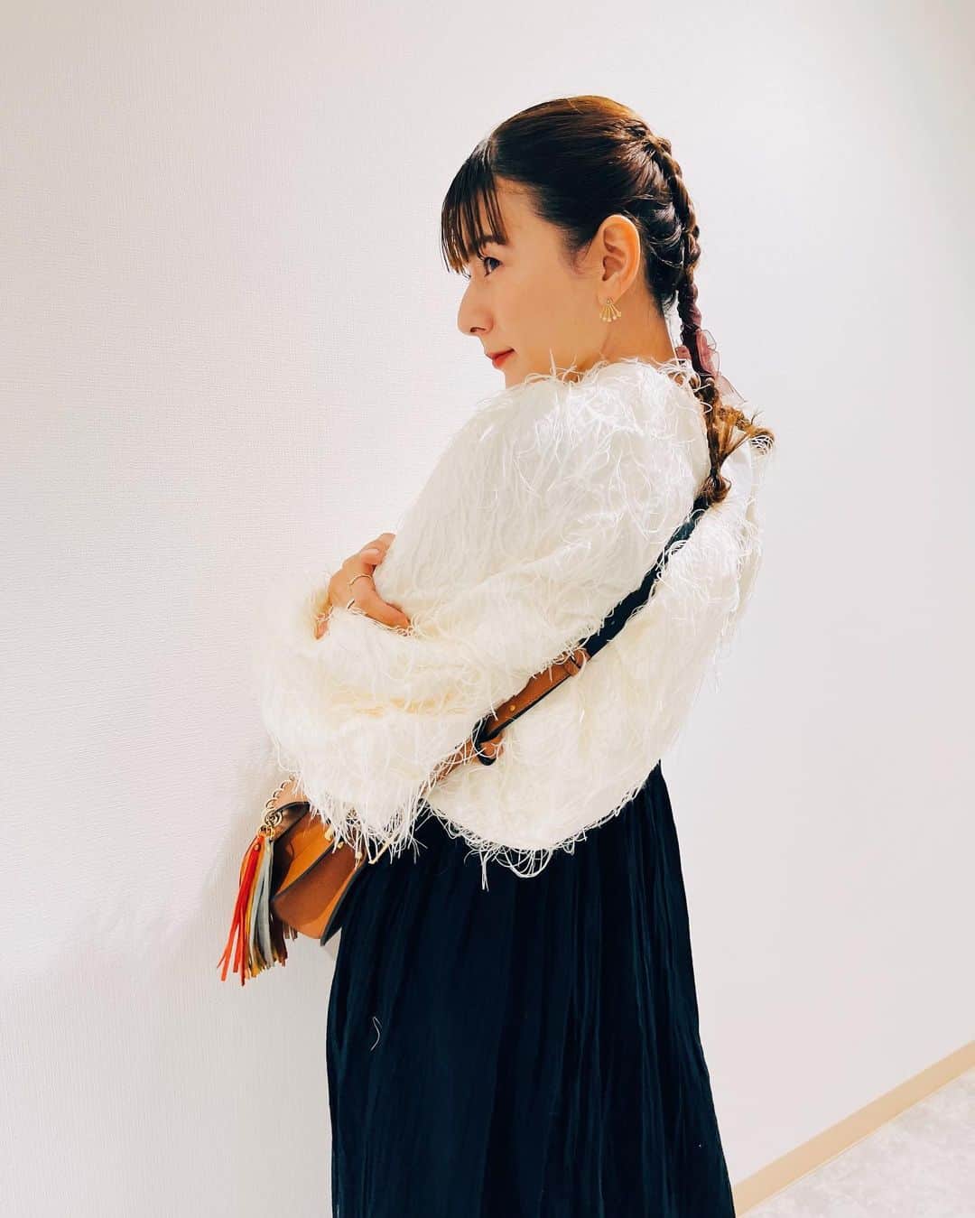スザンヌさんのインスタグラム写真 - (スザンヌInstagram)「お犬様たち🐶🐩🐕に癒されて癒されて大変だった♡ あー夢だなぁ。犬飼うの。  @fumietanaka_jp のふわふわ🤍 雨だけどどうしても着たくてハツオロシ。 ワンちゃんたちに仲間意識？もってもらえてたくさんなでなでさせてもらえた☺️」4月23日 15時58分 - suzanneeee1028