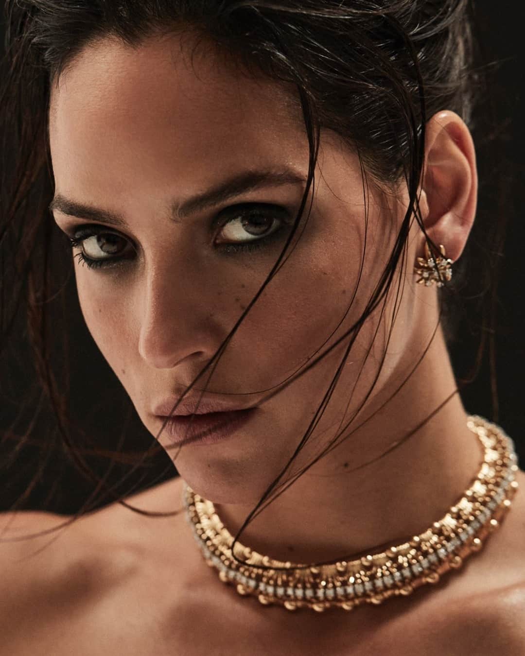 Armani Beautyさんのインスタグラム写真 - (Armani BeautyInstagram)「As seen in @HarpersBazaarMx. Actress and face of MY WAY @AdriaArjona featured on the cover of Harper's Bazaar México this month, stealing the show with a sultry smokey eye.  Recreate Adria Arjona's beauty look with:  - FLUID MASTER PRIMER  - LUMINOUS SILK FOUNDATION in shade 4.5 - LUMINOUS SILK CONCEALER in shade 3.5  - NEO NUDE A-BLUSH in shade 30  - NEO NUDE A-HIGHLIGHT in shade 11  - EYES TO KILL STELLAR in shade 3  - EYES TO KILL CLASSICO MASCARA  - SMOOTH SILK EYE PENCIL in shade 8  - SMOOTH SILK EYEBROW PENCIL in shade 2  - LIP POWER in shade 104  @giorgioarmani  Credit: @david_roemer  #Armanibeauty #GiorgioArmani #HarpersBazaarMX #AdriaArjona #ArmaniLipPower #armanieyestokill」4月23日 17時00分 - armanibeauty
