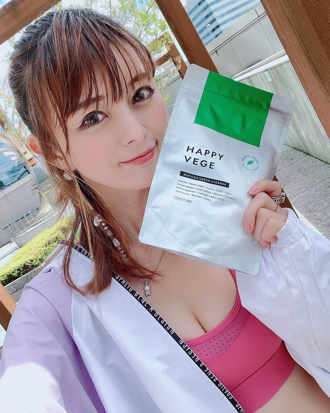 satomiさんのインスタグラム写真 - (satomiInstagram)「🥤🌿 ・ My routine☀️ 1日1食【HAPPYVEGE】で置き換えダイエット中なんです😊 ・ 大好きな抹茶味🤤 美味しくて低カロリーなのにおから&グルコマンナン配合で満腹感がでるから食いしん坊のわたしでも無理せず続けられてます😏 ・ ビタミン、タンパク質もたっぷりなのでダイエット中不足しがちな栄養素も補えるのでぜひcheckしてみてね🥤 ・ #HAPPYVEGE  #はぐくみプラス  #置き換えダイエット」4月23日 17時17分 - saatoomii47