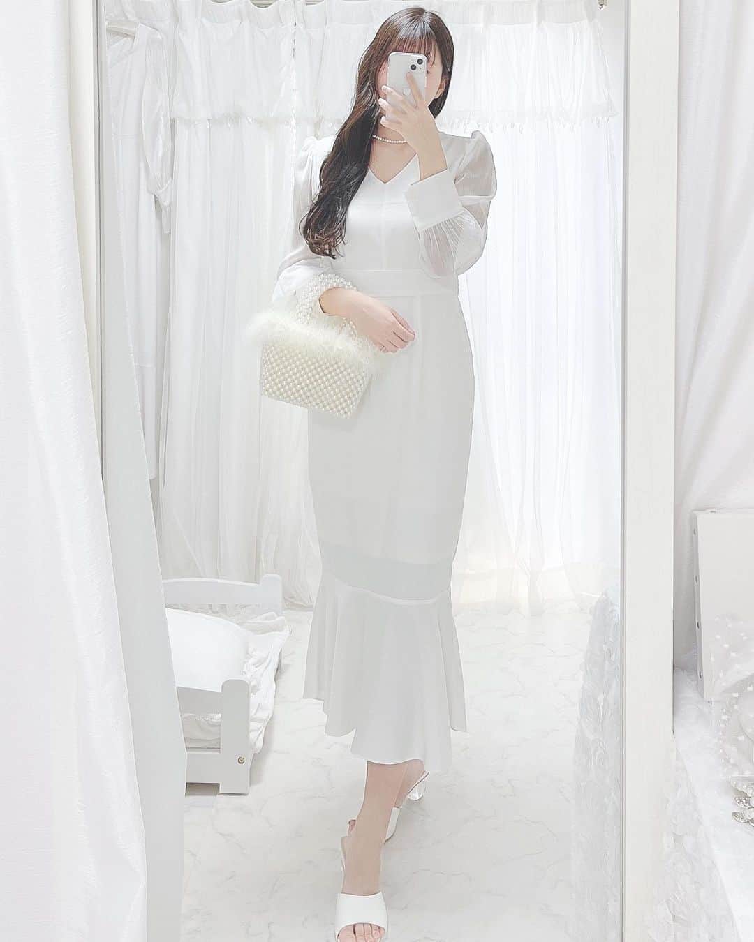 月森世菜さんのインスタグラム写真 - (月森世菜Instagram)「white marmalade dress♡  マーメイドスカートワンピ🤍 真っ白なサテン生地が 更にお上品に見えるよ🫖  3色あるよ🫧  商品情報はストーリーの 『白のショップ』のリンクから🫧  ┈┈┈┈┈┈┈┈┈┈┈┈┈┈┈┈┈┈┈ せいなです♡ 白系統の女子力upについて投稿しています🍨 白い世界の一員になって頂けると嬉しいです🥛  @seina.tsukimori 💭真っ白な世界観がここから見れます♡  ファンネーム・マーク → せいらー・🤍🕊  ┈┈┈┈┈┈┈┈┈┈┈┈┈┈┈┈┈┈┈ 投稿について質問などありました お気軽にコメント下さいね…♡  ♡ ♡ ♡  #SHEIN #白系統 #オールホワイト #ホワイトコーデ #白コーデ #ガーリー #ガーリーコーデ #좋아요반사 #선팔 #맞팔 #韓国好きな人と繋がりたい #ディズニーコーデ #フレンチガーリー  #ホワイトインテリア #いいね返し #いいねした人全員フォローする #おしゃれさんと繋がりたい #お洒落さんと繋がりたい #淡色女子#プリント倶楽部 #ミニバッグ #dholic #パールバッグ #ビーズバッグ #マーメイドスカート #デートコーデ #デート服 #데일리룩 #오오티디 #화이트인테리어  @tokyogirlsmarket_official」4月23日 18時06分 - seina.tsukimori
