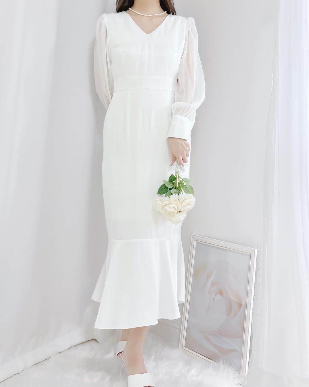 月森世菜さんのインスタグラム写真 - (月森世菜Instagram)「white marmalade dress♡  マーメイドスカートワンピ🤍 真っ白なサテン生地が 更にお上品に見えるよ🫖  3色あるよ🫧  商品情報はストーリーの 『白のショップ』のリンクから🫧  ┈┈┈┈┈┈┈┈┈┈┈┈┈┈┈┈┈┈┈ せいなです♡ 白系統の女子力upについて投稿しています🍨 白い世界の一員になって頂けると嬉しいです🥛  @seina.tsukimori 💭真っ白な世界観がここから見れます♡  ファンネーム・マーク → せいらー・🤍🕊  ┈┈┈┈┈┈┈┈┈┈┈┈┈┈┈┈┈┈┈ 投稿について質問などありました お気軽にコメント下さいね…♡  ♡ ♡ ♡  #SHEIN #白系統 #オールホワイト #ホワイトコーデ #白コーデ #ガーリー #ガーリーコーデ #좋아요반사 #선팔 #맞팔 #韓国好きな人と繋がりたい #ディズニーコーデ #フレンチガーリー  #ホワイトインテリア #いいね返し #いいねした人全員フォローする #おしゃれさんと繋がりたい #お洒落さんと繋がりたい #淡色女子#プリント倶楽部 #ミニバッグ #dholic #パールバッグ #ビーズバッグ #マーメイドスカート #デートコーデ #デート服 #데일리룩 #오오티디 #화이트인테리어  @tokyogirlsmarket_official」4月23日 18時06分 - seina.tsukimori