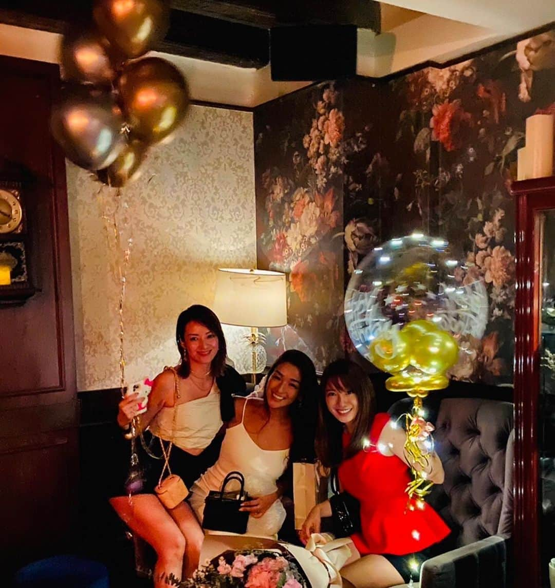 畑田亜希さんのインスタグラム写真 - (畑田亜希Instagram)「Azuちゃんのバースデーディナー🎂🥂❤️  彼女全然年取らない😂なんでだろう？？ずっと可愛いまま❤️  ケーキ出てくるだけでこんな笑えるって最高🤣🎂💕  やっとお祝いできて良かった❣️  #2022 #sg #singapore #birthdaygirl #birthdayparty #singaporelife #qcafé」4月23日 18時33分 - akihatada