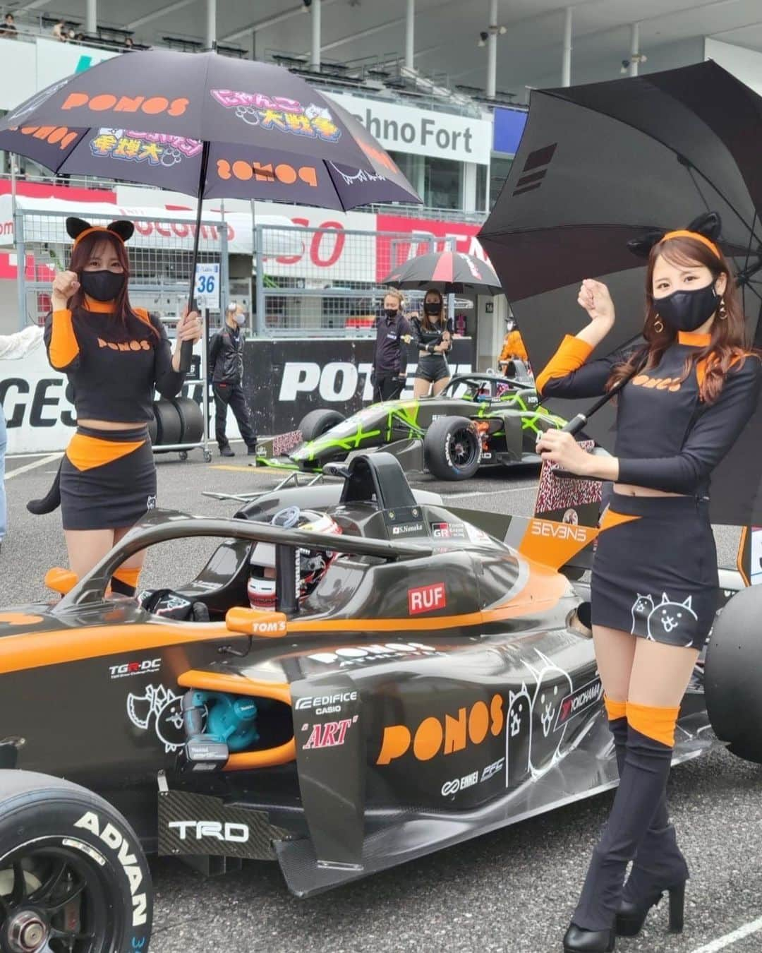 霧島聖子さんのインスタグラム写真 - (霧島聖子Instagram)「SUPER FORMULA Rd.3鈴鹿 予選日お疲れ様でした🏁 今日は過ごしやすいお天気で少し暑さも感じる位でした☀️午後から徐々に曇りになったけどそれでも暖かくて 気持ちよく活動できる気候で嬉しかったな…！ ピットビューイングやチームPRステージなど 会いに来て下さった皆さんありがとうございましたฅ^•ω•^ฅ  本日の予選結果ですが Kuo VANTELIN TEAM TOM'S 36号車ジュリアーノ選手は公式予選Q1 Aグループを走行し 9番手タイムで惜しくもQ1突破ならず…！ 37号車 宮田選手は公式予選Q1 Bグループにて 3番手タイムを記録し見事Q2進出しました👏 その後のQ2では4番手タイムで走行を終え、 明日の決勝レースは 36号車▶️17番手 37号車▶️4番手 からのスタートとなります❤️‍🔥  そしてSUPER FORMULA LIGHTS Rd.4では PONOS Racing TOM’S 320 35号車 野中選手が3位表彰台を獲得🥉 おめでとうございます👏  決勝日は雨の可能性がかなり高いとの事で、 どんなレース展開になるんだろうと今からそわそわです…！ 明日も元気いっぱい頑張りますので、 私達と一緒にTOM'S Racingの応援宜しくお願いします❤️‍🔥  @tomsracing.co.jp  #SFormula #SF #鈴鹿 #TomsRacing  #にゃんこ大戦争ガールズ #Racequeen #RQ #レースクイーン #toms #SUPERFORMULA #スーパーフォーミュラ #レース #鈴鹿サーキット #スワイプしてね #予選日 #予選結果」4月23日 22時17分 - seiko_kirishima