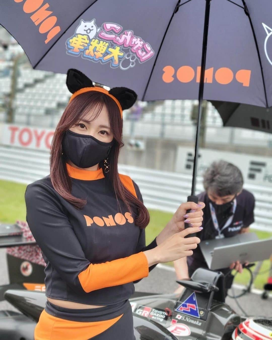 霧島聖子さんのインスタグラム写真 - (霧島聖子Instagram)「SUPER FORMULA Rd.3鈴鹿 予選日お疲れ様でした🏁 今日は過ごしやすいお天気で少し暑さも感じる位でした☀️午後から徐々に曇りになったけどそれでも暖かくて 気持ちよく活動できる気候で嬉しかったな…！ ピットビューイングやチームPRステージなど 会いに来て下さった皆さんありがとうございましたฅ^•ω•^ฅ  本日の予選結果ですが Kuo VANTELIN TEAM TOM'S 36号車ジュリアーノ選手は公式予選Q1 Aグループを走行し 9番手タイムで惜しくもQ1突破ならず…！ 37号車 宮田選手は公式予選Q1 Bグループにて 3番手タイムを記録し見事Q2進出しました👏 その後のQ2では4番手タイムで走行を終え、 明日の決勝レースは 36号車▶️17番手 37号車▶️4番手 からのスタートとなります❤️‍🔥  そしてSUPER FORMULA LIGHTS Rd.4では PONOS Racing TOM’S 320 35号車 野中選手が3位表彰台を獲得🥉 おめでとうございます👏  決勝日は雨の可能性がかなり高いとの事で、 どんなレース展開になるんだろうと今からそわそわです…！ 明日も元気いっぱい頑張りますので、 私達と一緒にTOM'S Racingの応援宜しくお願いします❤️‍🔥  @tomsracing.co.jp  #SFormula #SF #鈴鹿 #TomsRacing  #にゃんこ大戦争ガールズ #Racequeen #RQ #レースクイーン #toms #SUPERFORMULA #スーパーフォーミュラ #レース #鈴鹿サーキット #スワイプしてね #予選日 #予選結果」4月23日 22時17分 - seiko_kirishima