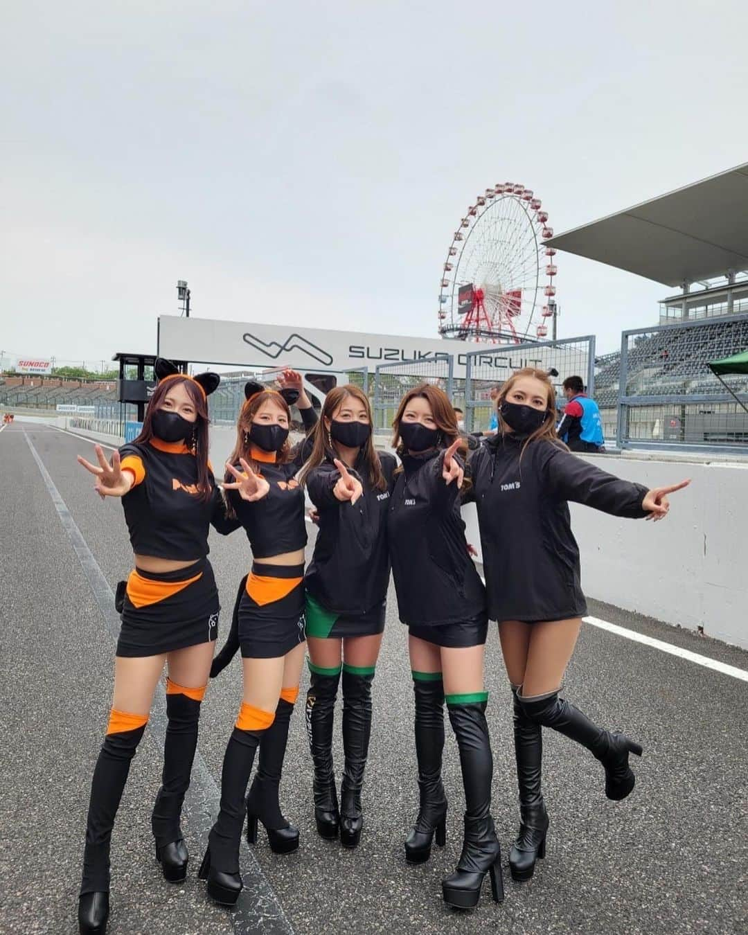 霧島聖子さんのインスタグラム写真 - (霧島聖子Instagram)「SUPER FORMULA Rd.3鈴鹿 予選日お疲れ様でした🏁 今日は過ごしやすいお天気で少し暑さも感じる位でした☀️午後から徐々に曇りになったけどそれでも暖かくて 気持ちよく活動できる気候で嬉しかったな…！ ピットビューイングやチームPRステージなど 会いに来て下さった皆さんありがとうございましたฅ^•ω•^ฅ  本日の予選結果ですが Kuo VANTELIN TEAM TOM'S 36号車ジュリアーノ選手は公式予選Q1 Aグループを走行し 9番手タイムで惜しくもQ1突破ならず…！ 37号車 宮田選手は公式予選Q1 Bグループにて 3番手タイムを記録し見事Q2進出しました👏 その後のQ2では4番手タイムで走行を終え、 明日の決勝レースは 36号車▶️17番手 37号車▶️4番手 からのスタートとなります❤️‍🔥  そしてSUPER FORMULA LIGHTS Rd.4では PONOS Racing TOM’S 320 35号車 野中選手が3位表彰台を獲得🥉 おめでとうございます👏  決勝日は雨の可能性がかなり高いとの事で、 どんなレース展開になるんだろうと今からそわそわです…！ 明日も元気いっぱい頑張りますので、 私達と一緒にTOM'S Racingの応援宜しくお願いします❤️‍🔥  @tomsracing.co.jp  #SFormula #SF #鈴鹿 #TomsRacing  #にゃんこ大戦争ガールズ #Racequeen #RQ #レースクイーン #toms #SUPERFORMULA #スーパーフォーミュラ #レース #鈴鹿サーキット #スワイプしてね #予選日 #予選結果」4月23日 22時17分 - seiko_kirishima