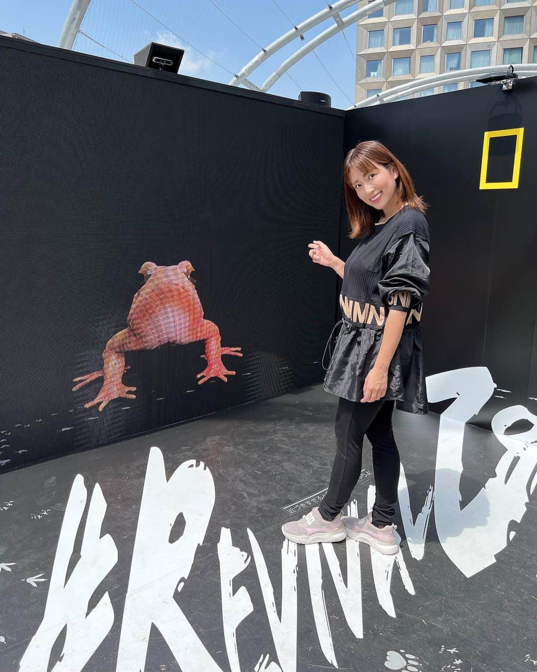 庄司ゆうこさんのインスタグラム写真 - (庄司ゆうこInstagram)「#PR#Promotion#Sponsored @natgeotv_jp   渋谷にある宮下パークの屋上にて、期間限定で開催されている、ディズニーのナショナルジオグラフィックイベント「REVIVAL ZOO|再生動物園」へご招待されたので行ってきました🌟  毎年4月22日は、“地球環境について考える日”として提案された記念日「アースデイ」 ということで、美しい自然環境に感謝する1日とされているみたいです✨ 今まであまりそういった事に関心がありませんでしたが、これからは私も少しずつエコライフを取り入れてみようと思います🥰  日々の生活の中で実践できるエコ活動としては、使い捨ての袋を使わない「マイバッグ運動」、割り箸を節約する「エコはし運動」、無駄なガソリン消費を抑える「エコドライブ運動」など、それぞれのライフスタイルに合わせて実施できるエコ活動をしていけたらなぁと思います🤗  最高にいいお天気で、はるきくんと宮下パークをお散歩してランチしていい休日になりました(^^)  #プロモーション#PR#Promotion#Sponsored #アースデイ #ナショナルジオグラフィック #REVIVALZOO #REVIVALZOO再生動物園 #絶滅動物#渋谷#宮下パーク#エコ活動#エコ#エコライフ#地球#アースデイ#earthday #earth」4月23日 22時35分 - yuko.shoji