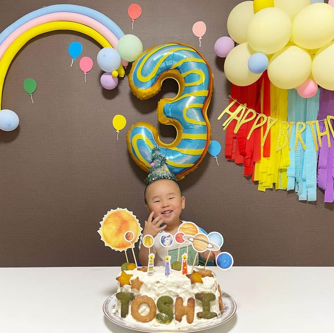 凰津りささんのインスタグラム写真 - (凰津りさInstagram)「利直3歳になりました🎂 . 前夜から仕込み。 子どもらが寝た後に夜な夜なたいちゃんと風船膨らます🎈 . 利直はキャラクターとかそこまで好きなものはないんだけど、ほんっと風船だけは2年くらい大好きなの🎈 . 虹🌈 クレヨン🖍 太陽系🪐 風船🎈 色んな形 にかなりハマっているので、 利直の好きを全部詰め込みました‼️ . 去年は添加物気にせず生活してたから着色料でカラフルなケーキ作れたけど、今年は家にある抹茶、苺ジャム、カボチャ、カカオパウダーでクッキーの色付け🖍 写真では緑と黄色くらいしかわからんね🤣 . 米粉のスポンジもしっかり膨らんだ❤️ . 甘酒のクッキーだったから砂糖無しのクッキー。 米粉のスポンジも甘味料は蜂蜜オンリー🍯 . 唯一使ってるのが頂いた千疋屋のフルーツ缶と生クリームに少し入れたくらいかな🥸 . 正直、甘さとは無縁のケーキだったけど主役さんの利直くんはご覧の通り大喜びでございます。 . mommy I love you ❤️ と今日は何度も言ってくれたわ🤣🤣🤣 . 普段欲しい物はなにかと与えているので、誕生日プレゼントは特に無いんです。 ほら、欲しいものって学びたい気持ちがある時だから、誕生日にまで待たさず与えてる（主に100キンw） 高い時（100円以上）はさすがに数日考えるけどねw . 誕生日のディナーは 🍽ニラと人参のオヤキ 🍽カボチャにレーズン乗せたの 🍽人参と揚げの味噌汁 🍽菊芋の甘辛敢え . なんともまぁ、こんなメニューが大好きな利直🤣 . これからもスクスク大きくなって優しい男の子になってね❤️ . ここ最近、利直がカメラを向けると凄く嫌がるようになりました。3歳の誕生日を機に利直の露出はしばらくお休みします。 シャイボーイめっ❤️😊 . そんな姿も母から見ると可愛らしいなぁ~ と思っちゃうよね~🎈🎈🎈 . . #3歳誕生日  #手作りケーキ #好きを沢山詰め込んだ #無添加ケーキ #家族みんな風邪ひいてた #テイクアクト したり #外食したら蕁麻疹 笑 #母は休む間なし #家ご飯が最高」4月24日 1時36分 - outsu.risa95