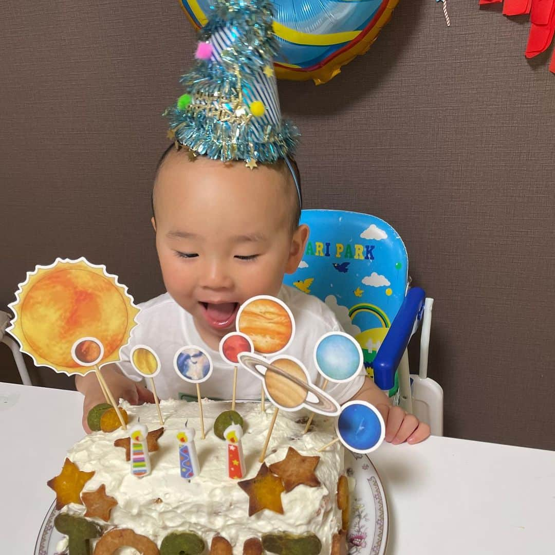 凰津りささんのインスタグラム写真 - (凰津りさInstagram)「利直3歳になりました🎂 . 前夜から仕込み。 子どもらが寝た後に夜な夜なたいちゃんと風船膨らます🎈 . 利直はキャラクターとかそこまで好きなものはないんだけど、ほんっと風船だけは2年くらい大好きなの🎈 . 虹🌈 クレヨン🖍 太陽系🪐 風船🎈 色んな形 にかなりハマっているので、 利直の好きを全部詰め込みました‼️ . 去年は添加物気にせず生活してたから着色料でカラフルなケーキ作れたけど、今年は家にある抹茶、苺ジャム、カボチャ、カカオパウダーでクッキーの色付け🖍 写真では緑と黄色くらいしかわからんね🤣 . 米粉のスポンジもしっかり膨らんだ❤️ . 甘酒のクッキーだったから砂糖無しのクッキー。 米粉のスポンジも甘味料は蜂蜜オンリー🍯 . 唯一使ってるのが頂いた千疋屋のフルーツ缶と生クリームに少し入れたくらいかな🥸 . 正直、甘さとは無縁のケーキだったけど主役さんの利直くんはご覧の通り大喜びでございます。 . mommy I love you ❤️ と今日は何度も言ってくれたわ🤣🤣🤣 . 普段欲しい物はなにかと与えているので、誕生日プレゼントは特に無いんです。 ほら、欲しいものって学びたい気持ちがある時だから、誕生日にまで待たさず与えてる（主に100キンw） 高い時（100円以上）はさすがに数日考えるけどねw . 誕生日のディナーは 🍽ニラと人参のオヤキ 🍽カボチャにレーズン乗せたの 🍽人参と揚げの味噌汁 🍽菊芋の甘辛敢え . なんともまぁ、こんなメニューが大好きな利直🤣 . これからもスクスク大きくなって優しい男の子になってね❤️ . ここ最近、利直がカメラを向けると凄く嫌がるようになりました。3歳の誕生日を機に利直の露出はしばらくお休みします。 シャイボーイめっ❤️😊 . そんな姿も母から見ると可愛らしいなぁ~ と思っちゃうよね~🎈🎈🎈 . . #3歳誕生日  #手作りケーキ #好きを沢山詰め込んだ #無添加ケーキ #家族みんな風邪ひいてた #テイクアクト したり #外食したら蕁麻疹 笑 #母は休む間なし #家ご飯が最高」4月24日 1時36分 - outsu.risa95