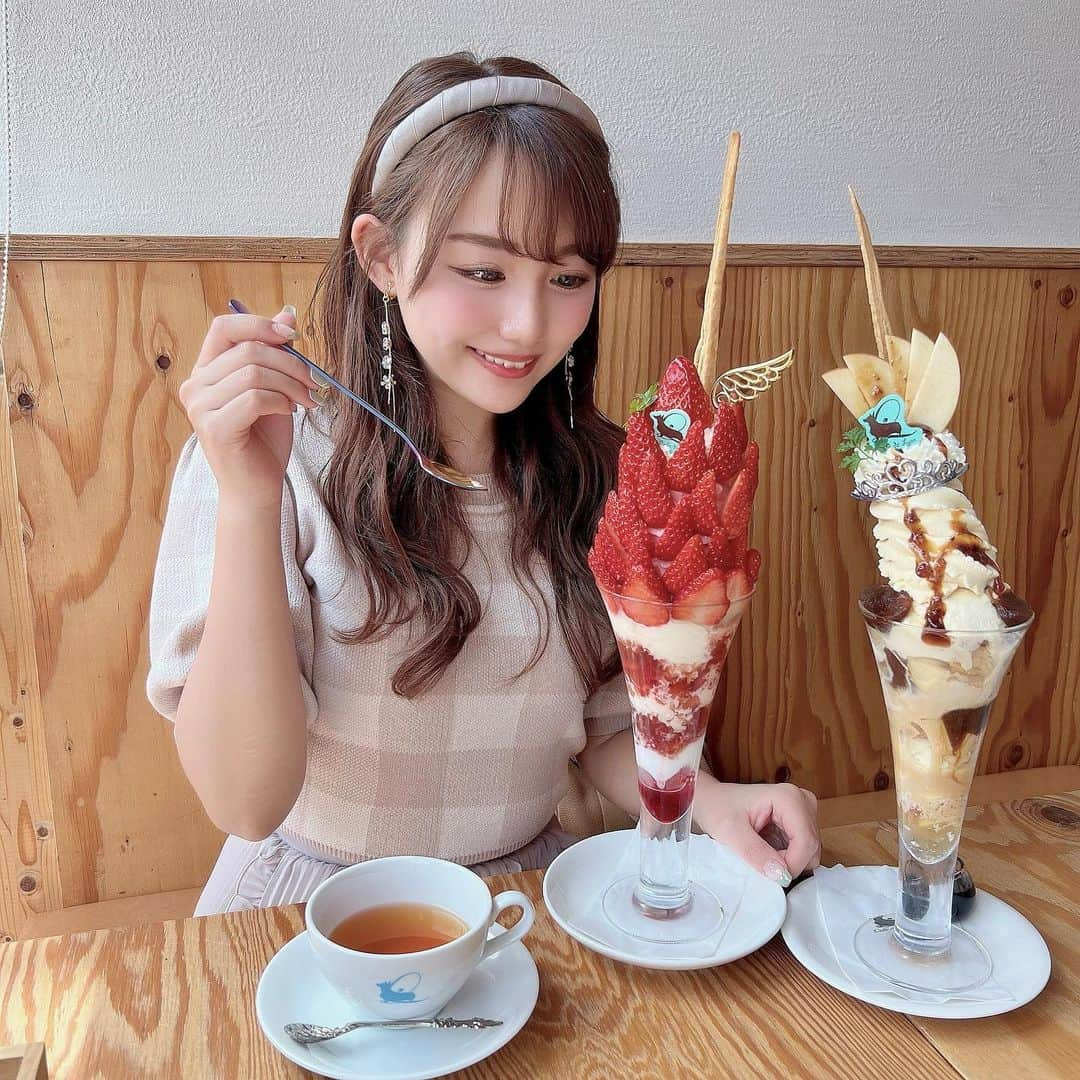 加藤里奈さんのインスタグラム写真 - (加藤里奈Instagram)「⋆  @cafedelyon さんにお邪魔しました〜！🤍 プライベートでも良くお邪魔してるよ🫣  この日は、プレミアムいちごパフェとタルトタタンパフェをいただきました〜！💓  いちご大好きだから 本当に贅沢で満足感を味わえるパフェでした🍓  中に入ってるアイスとイチゴを一緒にたべるのが最高すぎた🤤  タルトタタンは、ラムレーズン味のパフェで、これまた美味しい。。！！  カラメルソースをたっぷりかけて食べるのがおすすめ😌 どちらも満足度が高くてとても美味しかったです☺️  ランチもいただいたよ〜！ この日は、グラタンのランチを頼みました〜！ こちらもとっても美味しかったです🥹  そしてこの日のファッションは、 tops〻 @grl_official  earrings〻 @mignonnebijoux_accessory  headband〻 @thehanybijoux_official   #カフェ #カフェ巡り #カフェスタグラム  #カフェご飯  #栄グルメ #久屋大通グルメ #名古屋グルメ #名駅グルメ #名古屋ランチ #名古屋ディナー #名古屋カフェ #名古屋駅グルメ #名古屋テイクアウト #愛知県 #名古屋 #大須グルメ #大須食べ歩き  #大須ランチ #愛知ランチ #パフェ #さくまち商店街 #grl #グレイル #プチプラ」4月24日 13時26分 - katoco0326