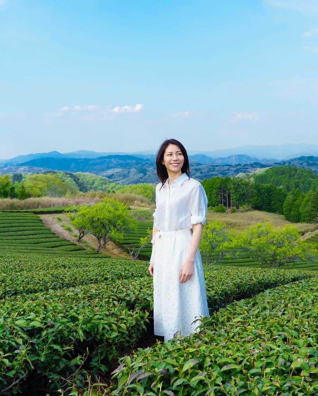 松下奈緒さんのインスタグラム写真 - (松下奈緒Instagram)「みなさんこんにちは！  本日発表になりましたが、来秋公開予定の映画「美作物語～風を奏でる君へ～」ピアニスト・青江里香役を演じさせて頂きます！  昨年末に美作へお邪魔し、茶畑や古町へ行ってきました。  広大な茶畑を前にして、新緑が芽生える季節にまたここに来る事をとても楽しみにしていました。  そして、クランクインを迎え、歴史ある宿場町や、美しい茶畑といった自然の中で、里香が命をかけて、どんな音楽を生み出すのか楽しみにして頂けたらと思います！  公開はまだまだ先ですが、是非！ 楽しみにしていて下さい😊  #美作物語 #美作市 #松下奈緒」4月24日 15時37分 - matsushita_nao_official