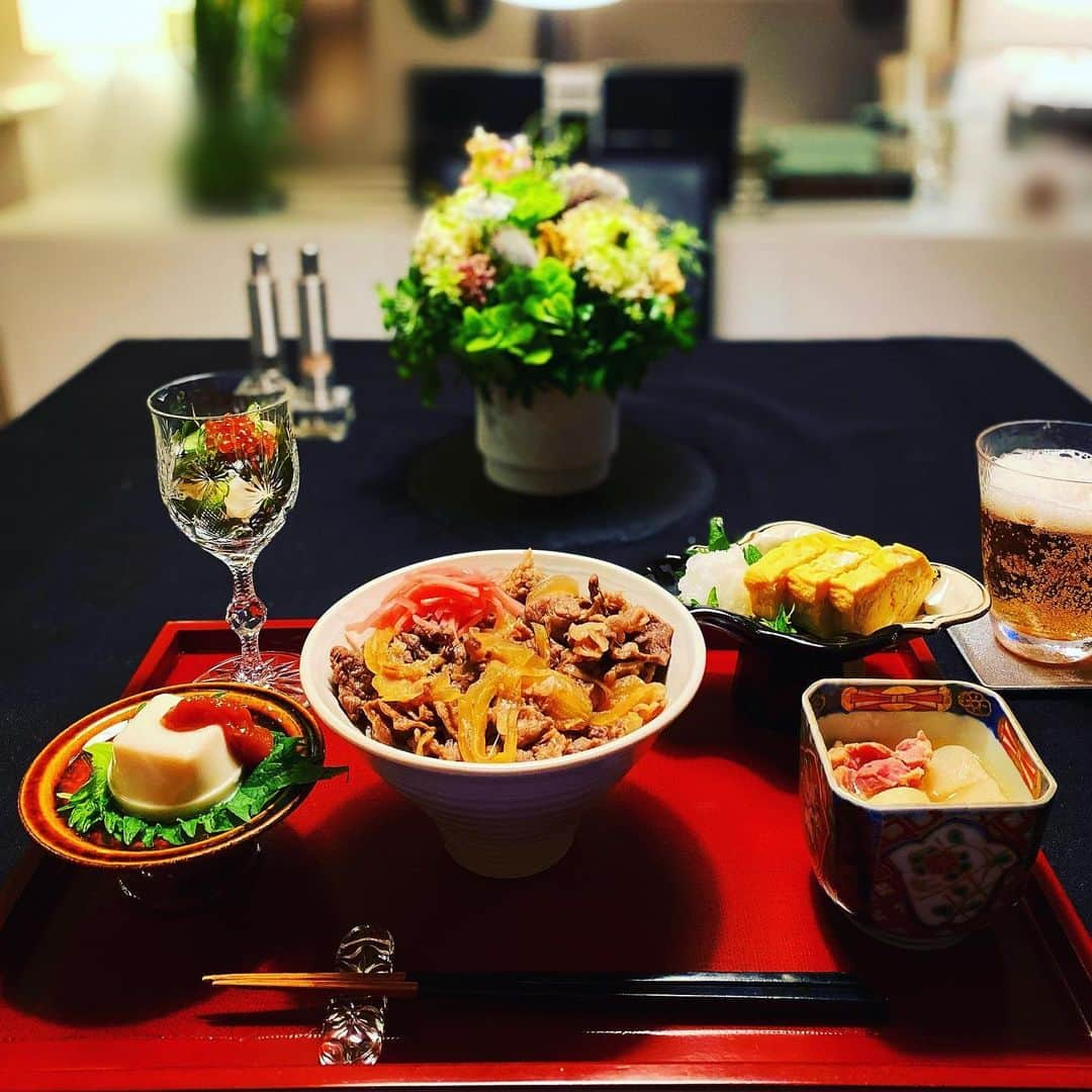 珠洲春希さんのインスタグラム写真 - (珠洲春希Instagram)「ある日の牛丼😅 最近、お仕事が遅くて、中々一緒に夕食を取ることはできませんが、なるべく栄養のあるものを…と、量が多くなってしまうので、程々に、、ですね🥲 昨日は、私の仕事中に、また主人がご飯を作ってくれました。 有り難いです😌  先日、訪れた先のモッコウ薔薇が満開でとても綺麗でした❤️🌹  #夕食 #牛丼 #帆立とわかめときゅうりの酢の物いくらのせ #大根の煮物 #胡麻豆腐 #和久傳 #卵焼き #茄子と茗荷のお味噌」4月24日 16時32分 - harukisuzu54