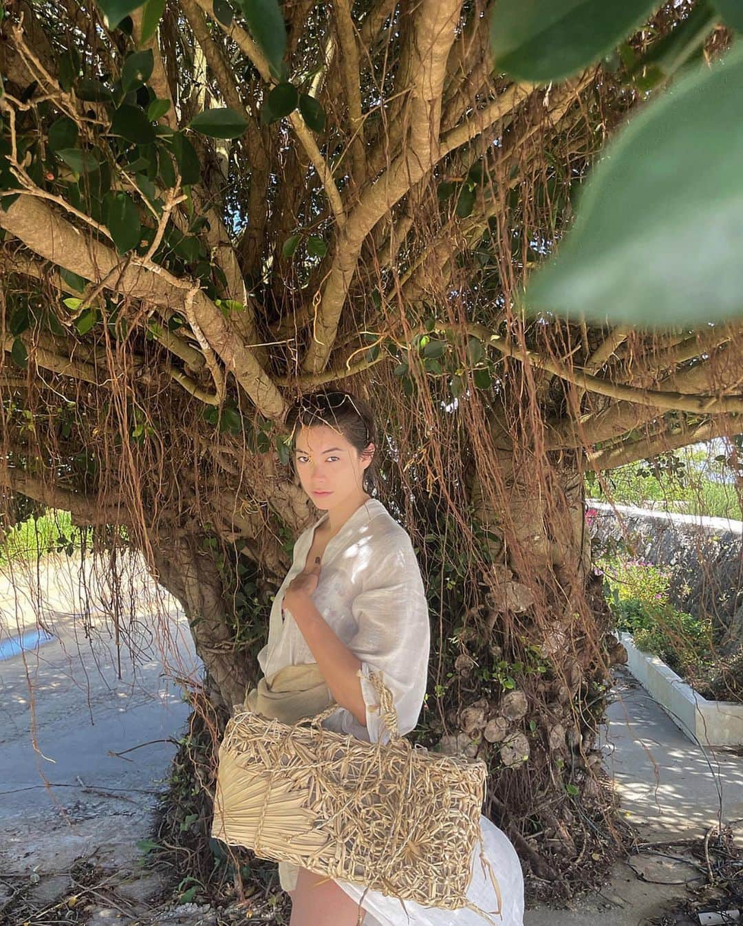 森星さんのインスタグラム写真 - (森星Instagram)「made in Japan🧚  神の木と言われるクバの葉で編まれたかごバッグと、大麻布のヴィンテージ浴衣。  古代より生活の道具として重宝されてきた植物素材に身を包み、自然の中でゆっくり深呼吸。  最近の幸せな時間🌱  @tefutefulab」4月24日 16時45分 - hikari