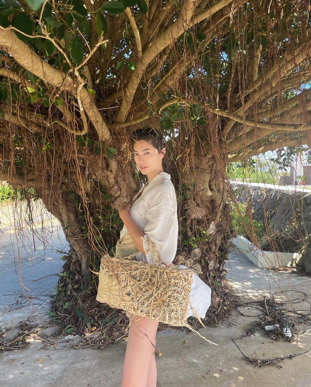 森星さんのインスタグラム写真 - (森星Instagram)「made in Japan🧚  神の木と言われるクバの葉で編まれたかごバッグと、大麻布のヴィンテージ浴衣。  古代より生活の道具として重宝されてきた植物素材に身を包み、自然の中でゆっくり深呼吸。  最近の幸せな時間🌱  @tefutefulab」4月24日 16時45分 - hikari