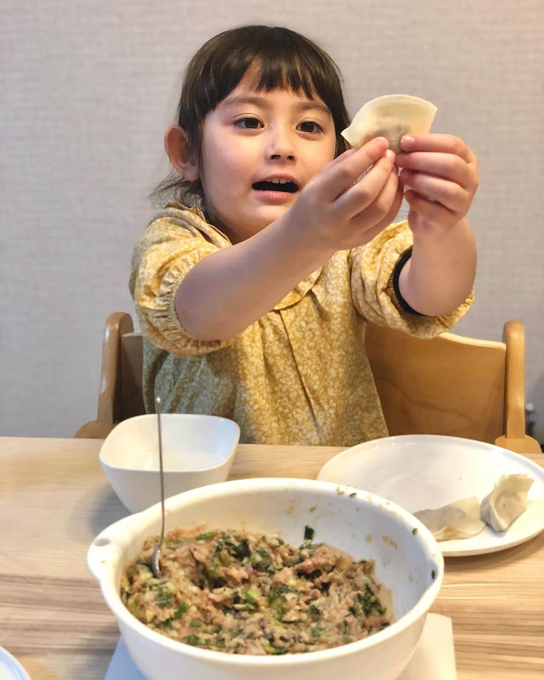 舟橋菜々さんのインスタグラム写真 - (舟橋菜々Instagram)「先日餃子を作った際、瑠花るか丸も一緒に包むのを手伝ってくれました🥟 花瓶やらヴァンパイやら爆弾やら、独創的な形の餃子を色々作ってましたよ😂💡 今回は、ニラ、ネギ、キャベツを大量に入れたヘルシーな餃子にしました💡 野菜を刻んだり、塩揉みしたり、包んだり、作るのに時間はかかるけど食べるのはいつも一瞬💨 Ruka helped me to make dumplings together! She made ones shaped like a flower vase, a vampire and even a bomb💐🧛‍♂️💣 #dumplings#cook#cooking#vegetables#healthyfood#yummy#happy#smile#kid#daughter#餃子#料理#野菜#ヘルシー#子供#お手伝い#育児#子育て#ベビフル#ママリ」4月24日 16時52分 - wombatnana