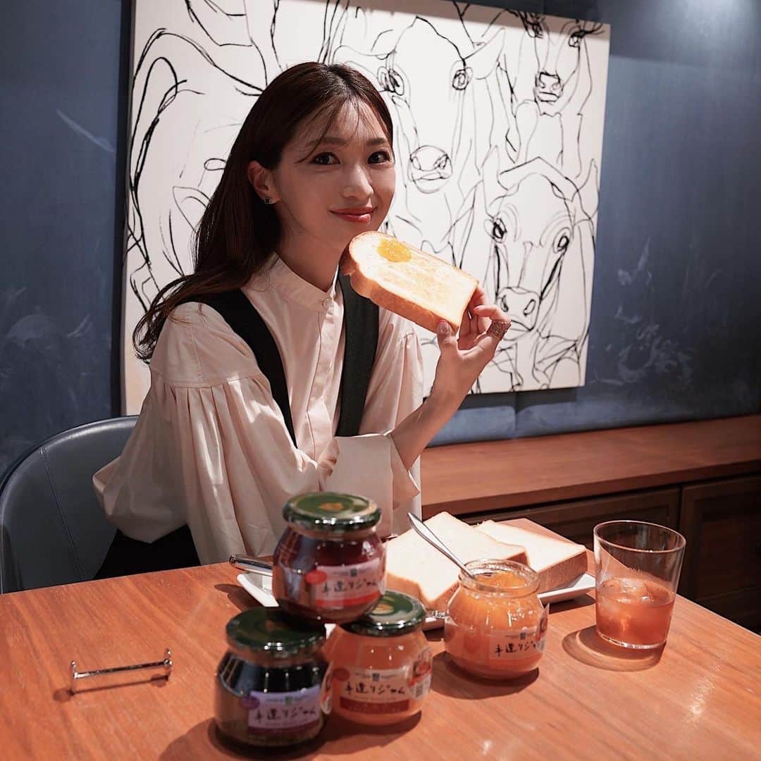 喜田彩子さんのインスタグラム写真 - (喜田彩子Instagram)「＼4/20はジャムの日だよ♡／ @kanpy0822 ⁡ 4/20 #ジャムの日 に セントル ザ・ベーカリーさんにて開催された 《グリーンウッド手造りジャム試食会》 ⁡ グリーンウッド手造りジャムは... 食品添加物を使わず果実と糖・レモン果汁のみで ゆっくり煮詰め作られたジャム🫐🍓🍊🍎 ⁡ お味は4種類 ✔︎りんご ✔︎いちご ✔︎ブルーベリー ✔︎オレンジマーマレード ⁡ 果肉がゴロっと入っており 以前から我が家の子供達も大好きなジャムです♡♡ ⁡ ⁡ 大人気のセルトル ザ・ベーカリーのパンに塗ったら もう、最高に幸せです🍞💕 スコーンにつけても、ヨーグルトに入れてもいいし このジャムを使ってマフィンやパンを焼きたい🥧🧁 ⁡ 一部の成城石井や伊勢丹でも購入出来ますよ♡♡ ⁡ ⁡ #グリーンウッド手造りジャム #手造りジャム #ジャムの日 #ジャム活 #pr #KANPY #カンピ— #セントルザベーカリー #セントルザベーカリー銀座 #銀座 #ginza #パン屋 #パン活 #パン部 #食パン専門店 #jamday #food #foodpic #おうちごはん #美味しい #朝ごぱん #일상 #음식 #음식스타그램 #맛있어 #잘먹었습니다 #좋아요 #anyoung_kitchen」4月24日 18時04分 - ayacokida