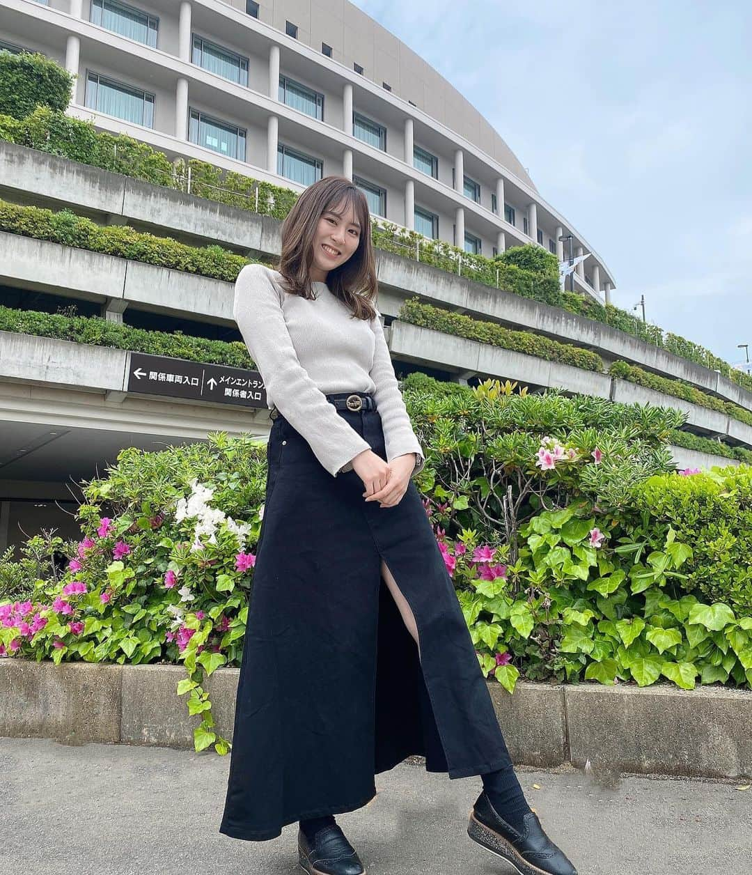 坂口理子さんのインスタグラム写真 - (坂口理子Instagram)「今日の私服...💭✨  オンラインだと見えませんでしたが 実はこんなスカートを穿いておりました。  そしてかわいいお花が咲いていましたので 映えるために一緒に撮らせてもらいました🌼  2日間ありがとうございました😊 オンラインだとお家からはもちろん おでかけ先やお仕事の休憩時間に なんて方も(^^)海外の方も増えて とても嬉しいです(^^)  なかなか会えない日々がまだ 続いていますが、皆さんの応援は いつも届いていますよ〜📣🔥 いつもありがとうございます😌  次のイベントは6月の東京での 写メ会ですね！延期になった分 楽しみましょう✊🤍🤍  #オンラインロング握手会 #ootd #全身コーデ #りこぴのしふく #トップス #milaowen  #スカート #grl #グレイル #プチプラコーデ」4月24日 18時17分 - ricopi__hkt48