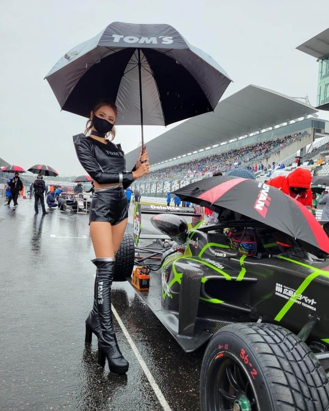 近藤みやびさんのインスタグラム写真 - (近藤みやびInstagram)「SUPER FORMULA Rd.3鈴鹿決勝！ 36号車 ジュリアーノ・アレジ選手15位 37号車 宮田莉朋選手18位で無事フィニッシュしました！  沢山の応援ありがとうございました📣  バンテリーン✌️  そして、 SUPERFORMULA Lights Rd.6 見事37号車小高一斗選手が優勝🏅 36号車古谷悠河選手3位でダブル表彰台🏆  若手のバトルも熱い！！！  #toms #tomsracing #近藤みやび #みやび脚 #鈴鹿サーキット #sf」4月24日 18時22分 - miyabiiiii_kondooooo