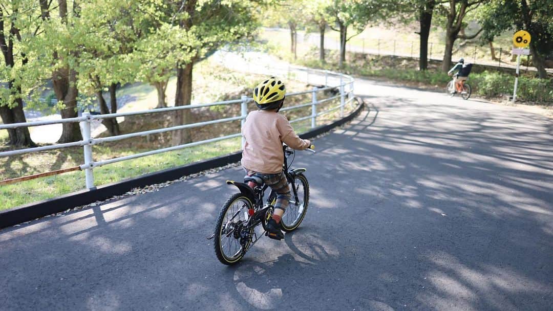 きなこさんのインスタグラム写真 - (きなこInstagram)「播磨中央公園のサイクリングロード。おもしろ自転車だけでなく普通の自転車もちびっこ用〜大人用までレンタルできて、今回は家族みんなでかっこいいマウンテンバイクを選びました☺️  レンタルできる自転車の種類が豊富で、選ぶときからめちゃくちゃ楽しい♡ヘルメットもレンタル🙌  サイクリングロードは歩行者も車もいない一方通行なのが安心！森の中を走り抜けるのが気持ちよかった〜🌿上り坂下り坂もあって、この日で随分自転車技術が向上した息子。ギアチェンジ機能がかっこいい！と気に入り、3キロのサイクリングロードを2周しました✨」4月24日 18時56分 - kinako_710
