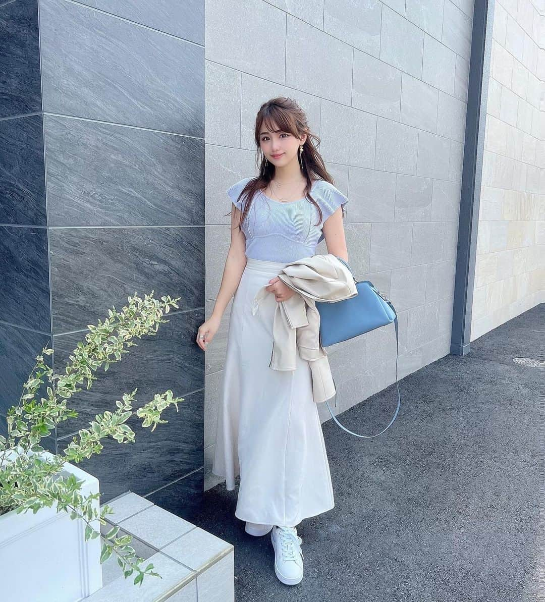 加藤里奈さんのインスタグラム写真 - (加藤里奈Instagram)「⋆ 熱田神宮ひさしぶりにいったら すごい綺麗になってた〜💙  この日きてるのは最近ゲットした、 @mercuryduo_com のトップス❤︎  爽やかなブルー色がかわいい💓 二の腕もいい感じに隠れて スタイル良く見えるよ🤭  形も可愛いくて 春夏、大活躍しそう🫧  ootd tops〻 @mercuryduo_com  skirt〻 @grl_official  bag〻 @coach  jacket〻 @mischmasch_official  sneakers〻 @coach   #mercuryduo #マーキュリーデュオ #ootd #fashion #instafood #instagram  #hairstyle #outfit #code #instafashion  #ファッション #撮影 #ヘアスタイル #ヘア  #コーディネート #コーデ #今日の服」4月24日 19時59分 - katoco0326