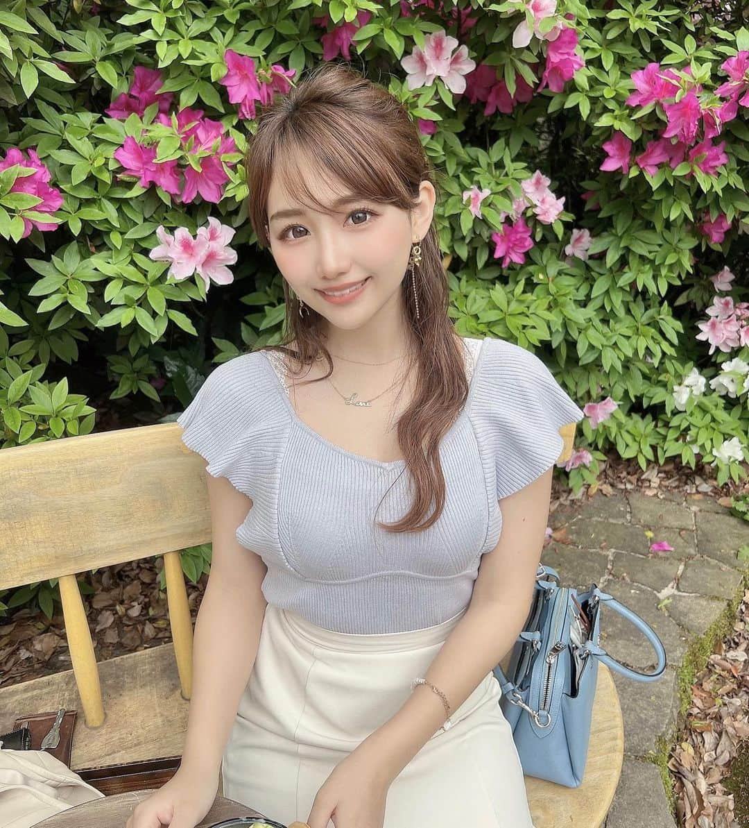 加藤里奈さんのインスタグラム写真 - (加藤里奈Instagram)「⋆ 熱田神宮ひさしぶりにいったら すごい綺麗になってた〜💙  この日きてるのは最近ゲットした、 @mercuryduo_com のトップス❤︎  爽やかなブルー色がかわいい💓 二の腕もいい感じに隠れて スタイル良く見えるよ🤭  形も可愛いくて 春夏、大活躍しそう🫧  ootd tops〻 @mercuryduo_com  skirt〻 @grl_official  bag〻 @coach  jacket〻 @mischmasch_official  sneakers〻 @coach   #mercuryduo #マーキュリーデュオ #ootd #fashion #instafood #instagram  #hairstyle #outfit #code #instafashion  #ファッション #撮影 #ヘアスタイル #ヘア  #コーディネート #コーデ #今日の服」4月24日 19時59分 - katoco0326