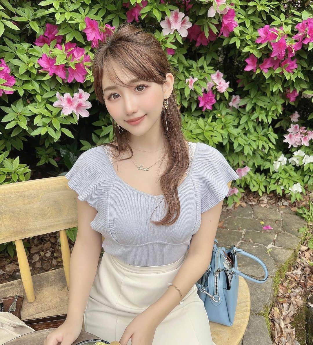 加藤里奈さんのインスタグラム写真 - (加藤里奈Instagram)「⋆ 熱田神宮ひさしぶりにいったら すごい綺麗になってた〜💙  この日きてるのは最近ゲットした、 @mercuryduo_com のトップス❤︎  爽やかなブルー色がかわいい💓 二の腕もいい感じに隠れて スタイル良く見えるよ🤭  形も可愛いくて 春夏、大活躍しそう🫧  ootd tops〻 @mercuryduo_com  skirt〻 @grl_official  bag〻 @coach  jacket〻 @mischmasch_official  sneakers〻 @coach   #mercuryduo #マーキュリーデュオ #ootd #fashion #instafood #instagram  #hairstyle #outfit #code #instafashion  #ファッション #撮影 #ヘアスタイル #ヘア  #コーディネート #コーデ #今日の服」4月24日 19時59分 - katoco0326