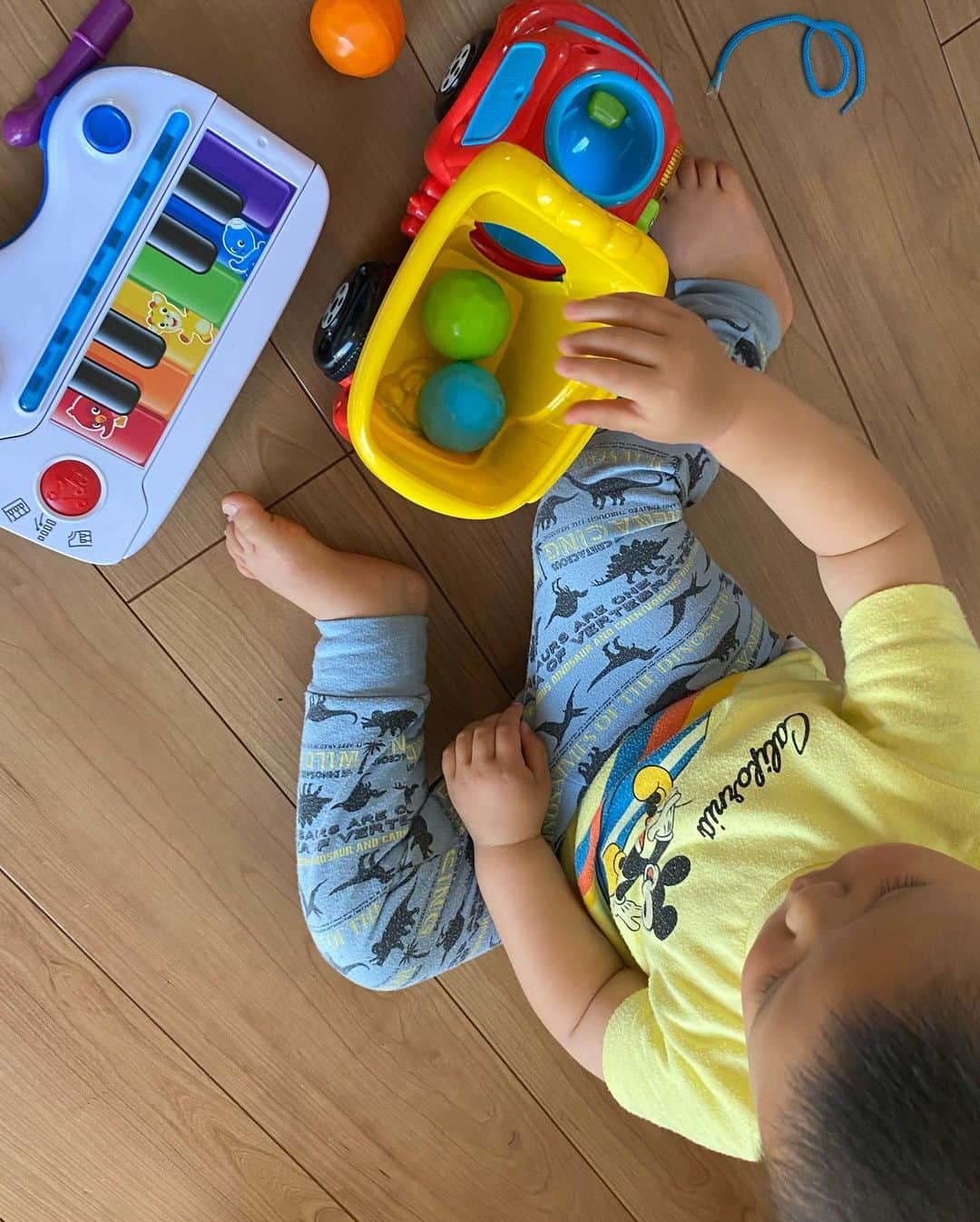 長澤奈央さんのインスタグラム写真 - (長澤奈央Instagram)「おもちゃのレンタル@toysub_kids  さんから今回も素敵なおもちゃが届きました。 すぐに喜んで黙々と遊んでいました。 今の月齢にはこういうおもちゃが合ってるんだ！と発見する事が出来ます。  いつも兄姉のおもちゃに囲まれてるから自分の新しいおもちゃに大喜びです。  #toysub #トイサブ  #おもちゃレンタル #3人きょうだい  #1歳7ヶ月」4月24日 20時03分 - nagasawana_official