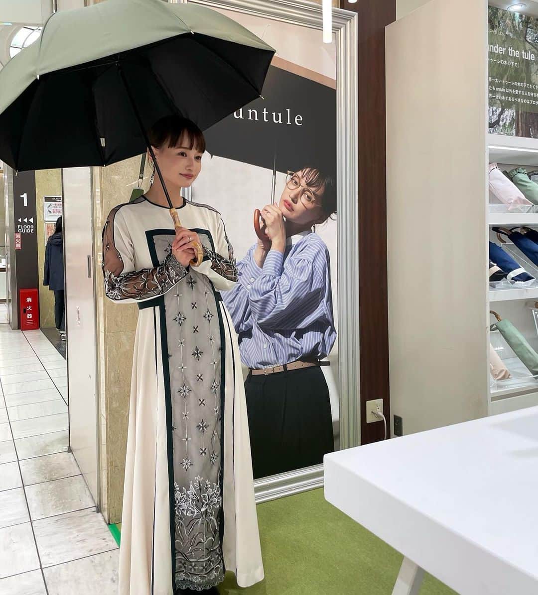 渡部麻衣さんのインスタグラム写真 - (渡部麻衣Instagram)「⛱⛱⛱  折り畳みタイプの日傘は スーパーシンプルな物を愛用中っ⛱ @untule_official   広島ロケでも大活躍でした♡  この前トークショーをやった時に 「母の日のプレゼント💐」として 日傘を購入する方々をみて 「なるほど☝️」と思い 私も今年はそうする予定😉  皆様はもう決めましたか？？？  #母の日 #母の日プレゼント #日傘」4月24日 22時50分 - mmaaiipp