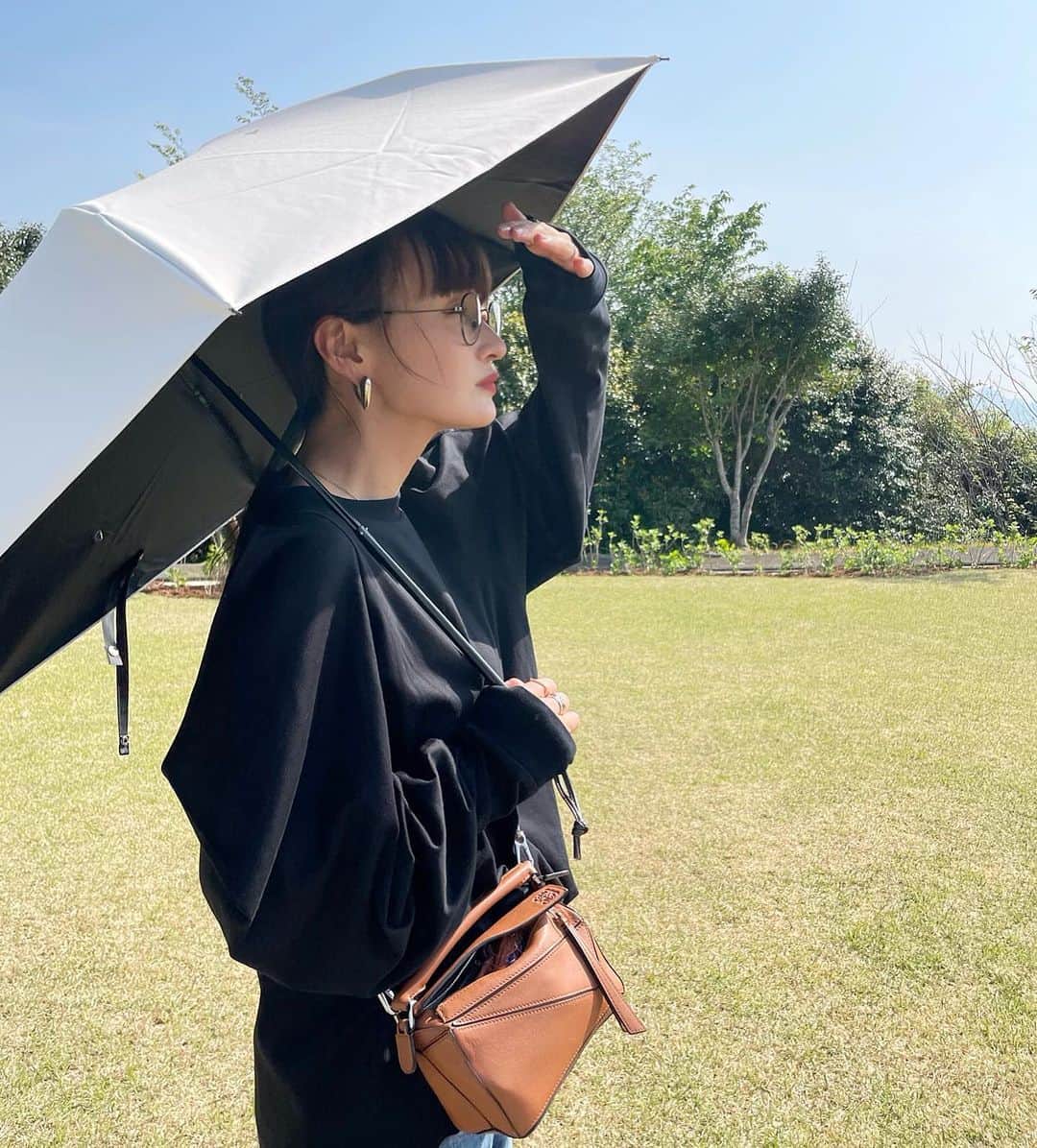 渡部麻衣さんのインスタグラム写真 - (渡部麻衣Instagram)「⛱⛱⛱  折り畳みタイプの日傘は スーパーシンプルな物を愛用中っ⛱ @untule_official   広島ロケでも大活躍でした♡  この前トークショーをやった時に 「母の日のプレゼント💐」として 日傘を購入する方々をみて 「なるほど☝️」と思い 私も今年はそうする予定😉  皆様はもう決めましたか？？？  #母の日 #母の日プレゼント #日傘」4月24日 22時50分 - mmaaiipp