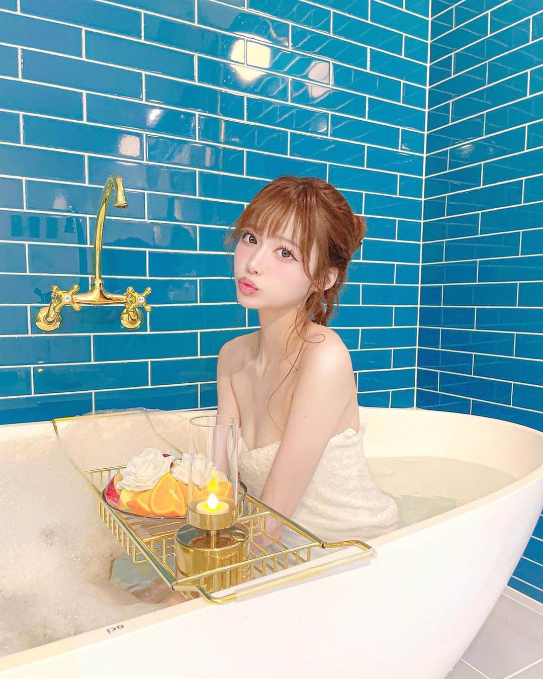 あやちゃんさんのインスタグラム写真 - (あやちゃんInstagram)「Bathroomが可愛すぎる🫧🛁  優雅にフルーツ食べながら入浴しちゃった🍎🍊🍴😝🌼  #theroot2hotel #theroot2hotel203  #京都カフェ #京都グルメ #京都 #京都観光 #京都観光 #京都ランチ #京都旅行 #京都ホテル #大阪ホテル #大阪カフェ #大阪グルメ #大阪観光 #神戸ホテル #神戸観光 #神戸カフェ #ホカンス #ホカンス京都 #女子会 #ホテル女子会 #韓国ホテル #韓国カフェ #アフタヌーンティー #アフヌン #京都アフタヌーンティー #韓国カフェ #京都 #bathroom #バスルーム #お風呂カフェ #韓国旅行 #渡韓ごっこ」4月25日 0時09分 - aya.you.love.r