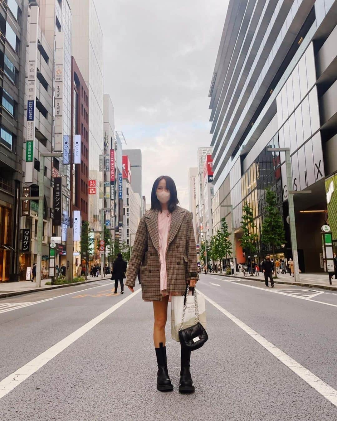 Ami さんのインスタグラム写真 - (Ami Instagram)「まだちょっと寒かった日の私服。  coat / @amerivintage  Tunic / @littlesunnybitestyle  bag / @maisonmargiela  boots / @newbottega   思った以上にヘビロテしてるこのブーツ。 梅雨にもまた活躍しそう🥴  #初めて歩いた銀座の歩行者天国 #2枚目目瞑ってるw」4月25日 11時29分 - ami_dream05