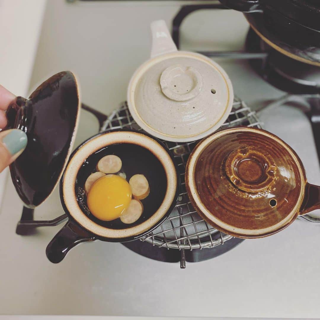 浜島直子さんのインスタグラム写真 - (浜島直子Instagram)「我が家のニュー器🍳 だいどこ道具ツチキリ( @daidoko_tsuchikiri )で買った、1人分の目玉焼き用土鍋。  息子がいたく気に入り、出番が増えるYO❤️KA❤️N❤️😎 ・ #だいどこ道具ツチキリ #最初はラジオのゲストに出てくださいました @curioushamaji  #その後すぐにミモレの連載で吉祥寺のお店に @mimollet  #いやはや楽しかったわ✨ #また行きます！！！ #誰にも聞かれていませんが #この日のメニューは #レンチンした茄子の挟み豚(詳細は去年の9月5日の投稿に載せています🐷🍆) #ぶりの照り焼き #麹屋甚平浅漬けの素で漬けた胡瓜」4月25日 13時49分 - hamaji_0912